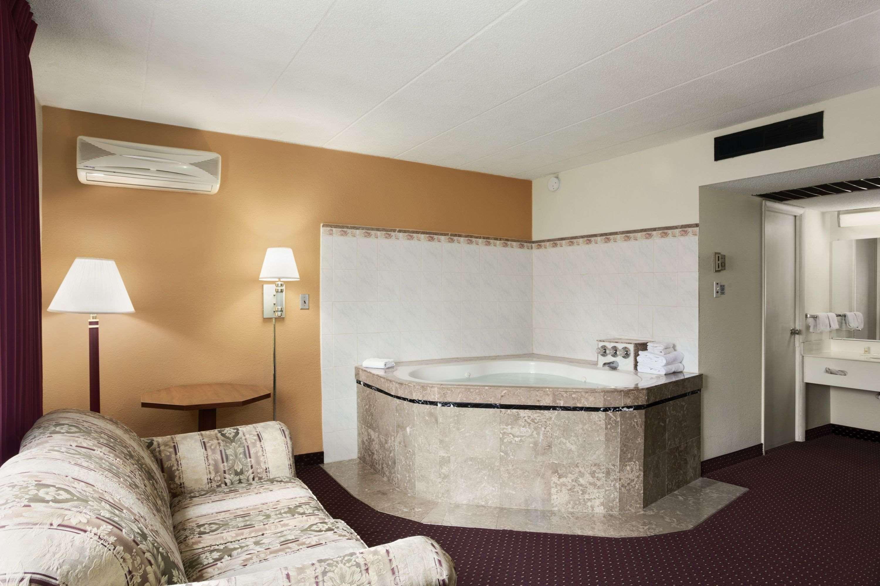 Days Inn by Wyndham New Stanton PA — photo 5