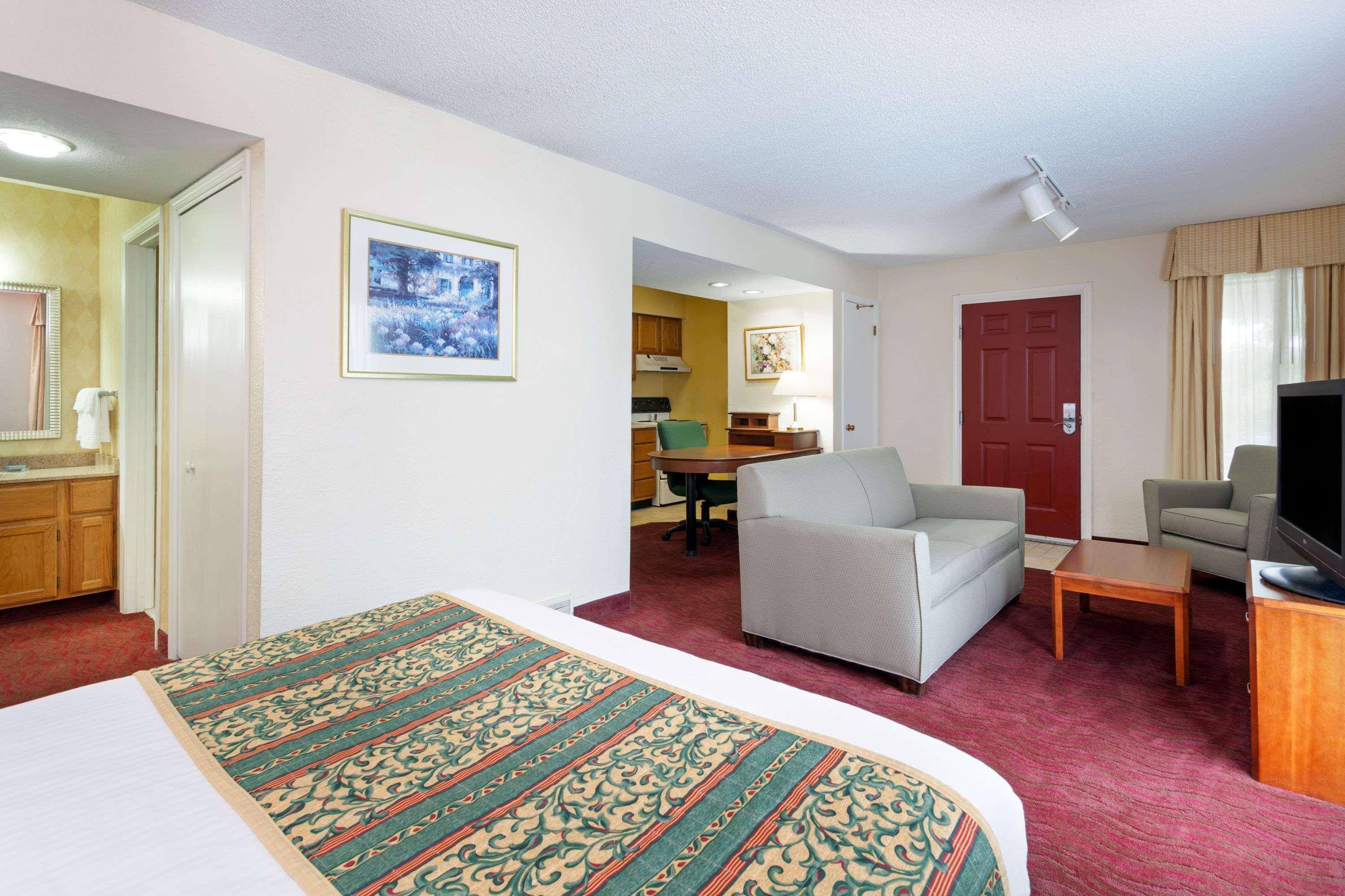 Hawthorn Suites by Wyndham Dearborn/Detroit — photo 4