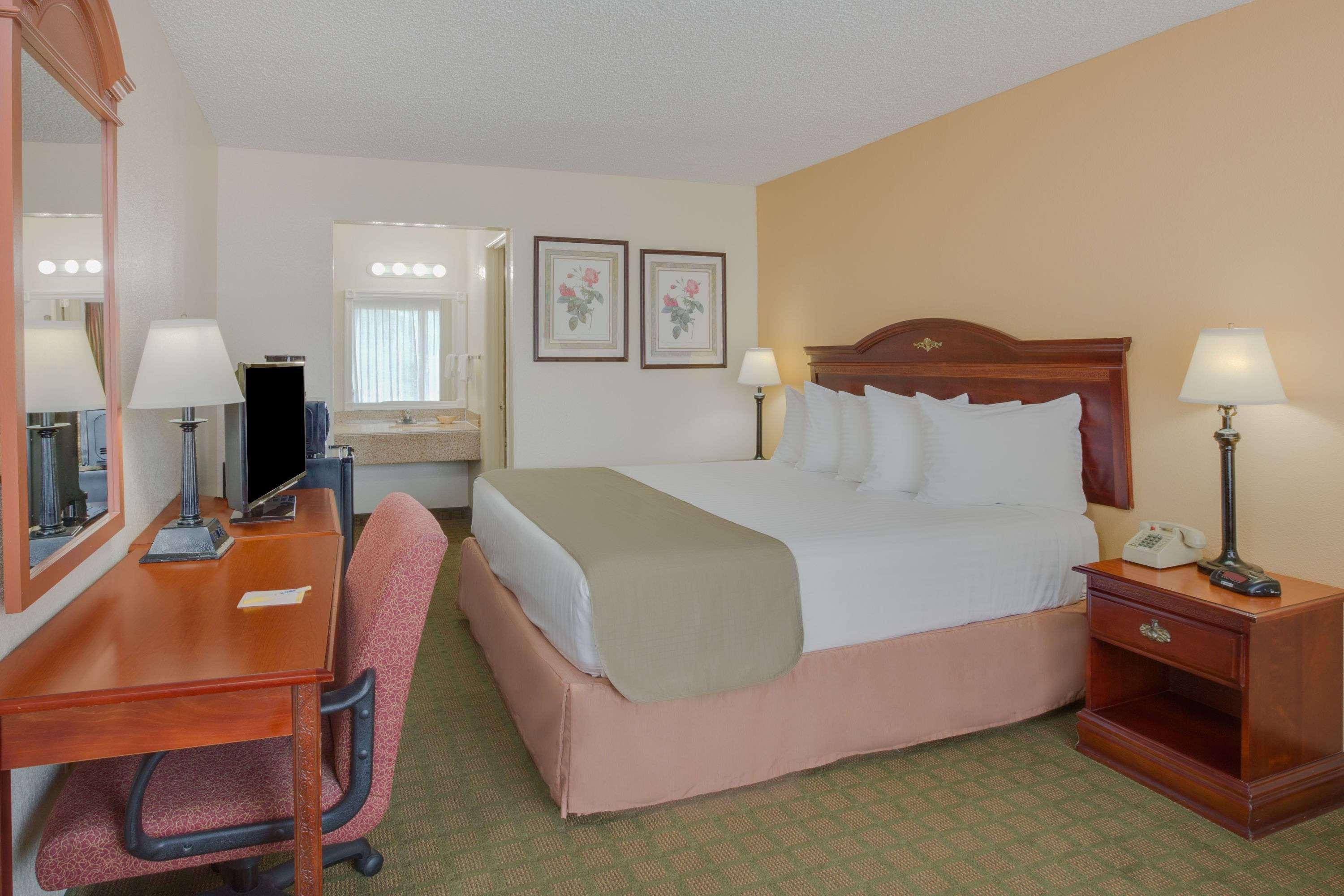 Days Inn Asheville West — photo 4