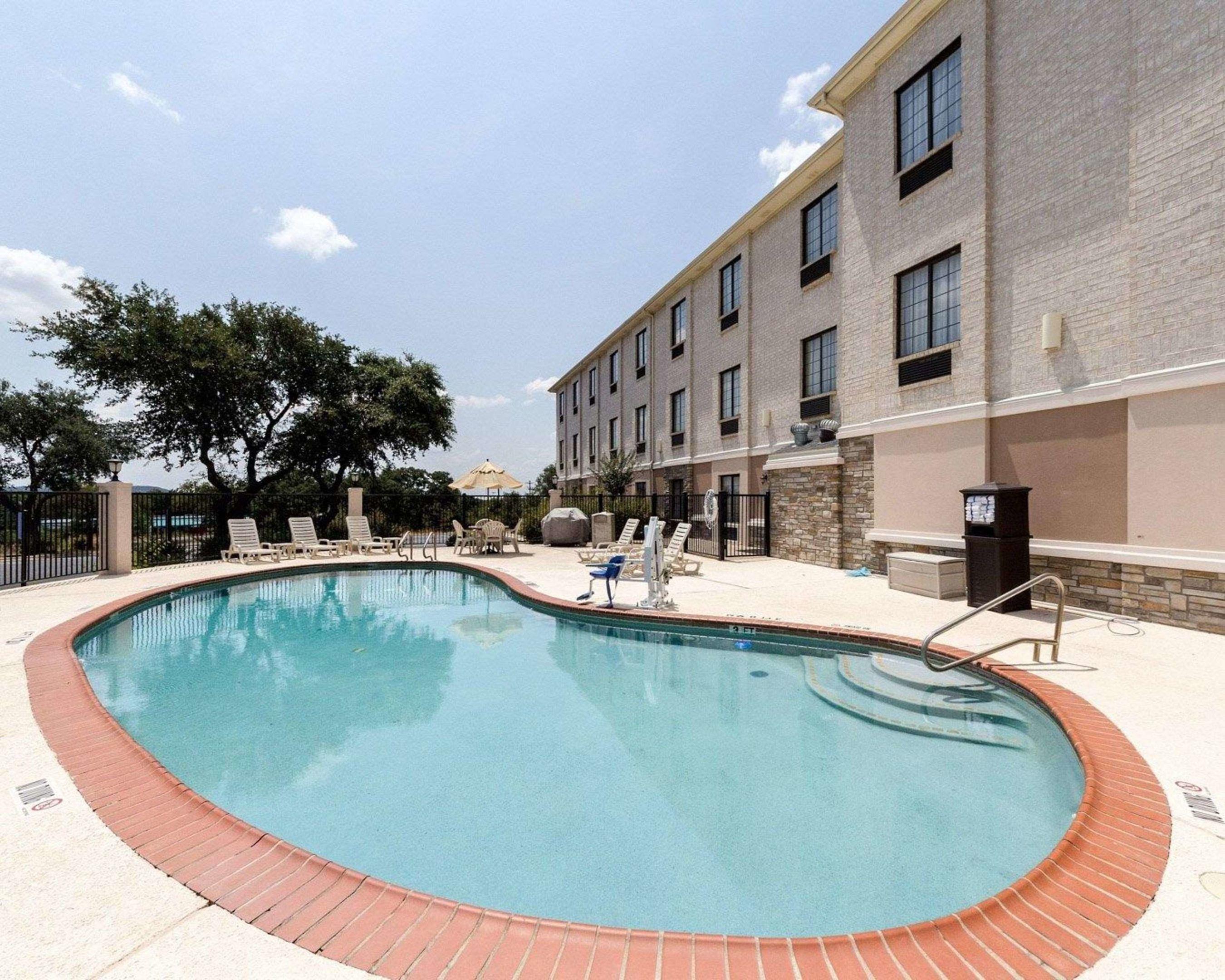Comfort Inn & Suites Burnet — photo 4
