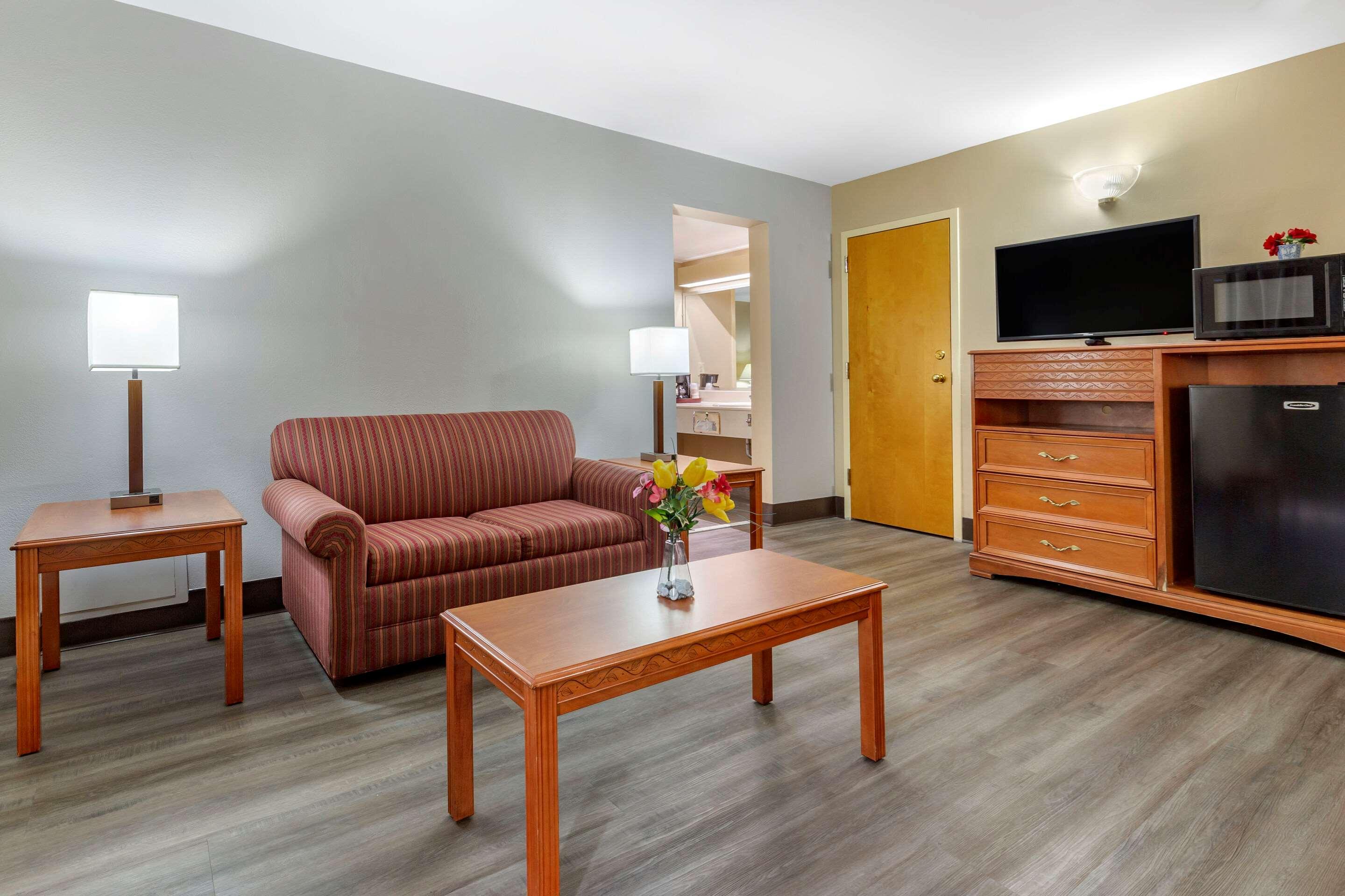 Econo Lodge & Suites Southern Pines — photo 5