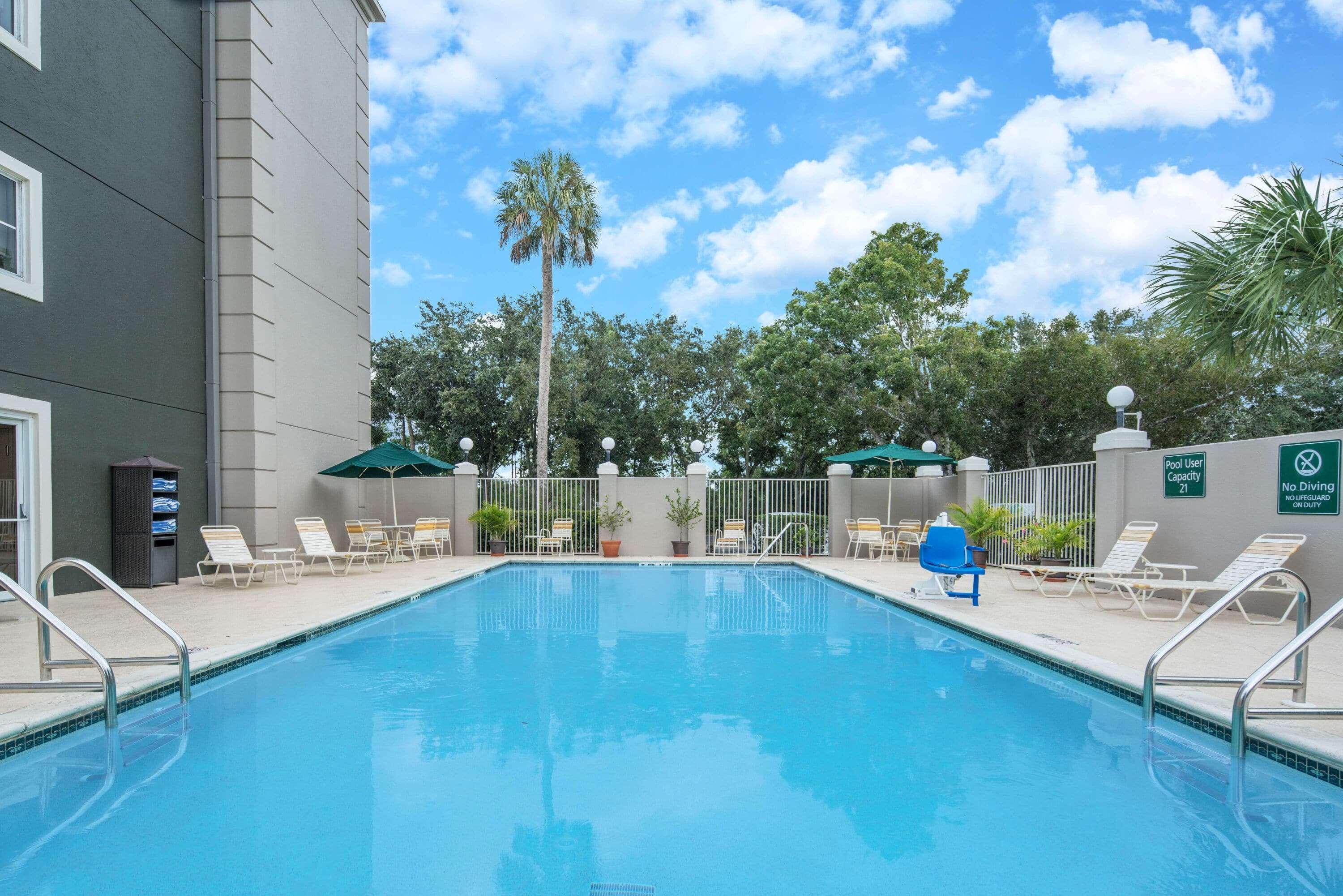 La Quinta Inn & Suites by Wyndham Naples East (I-75) — photo 5