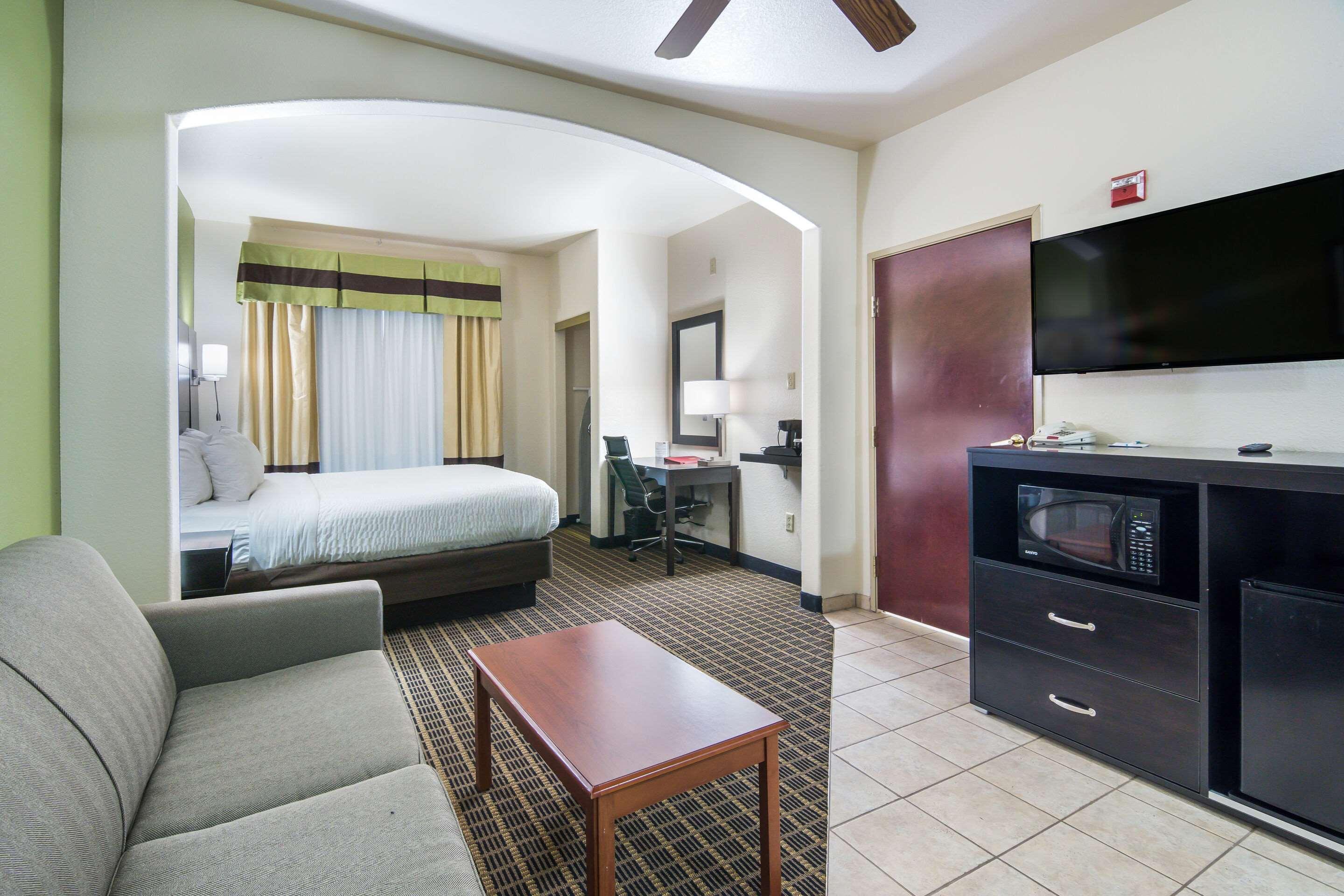 Clarion Inn & Suites Weatherford — photo 4