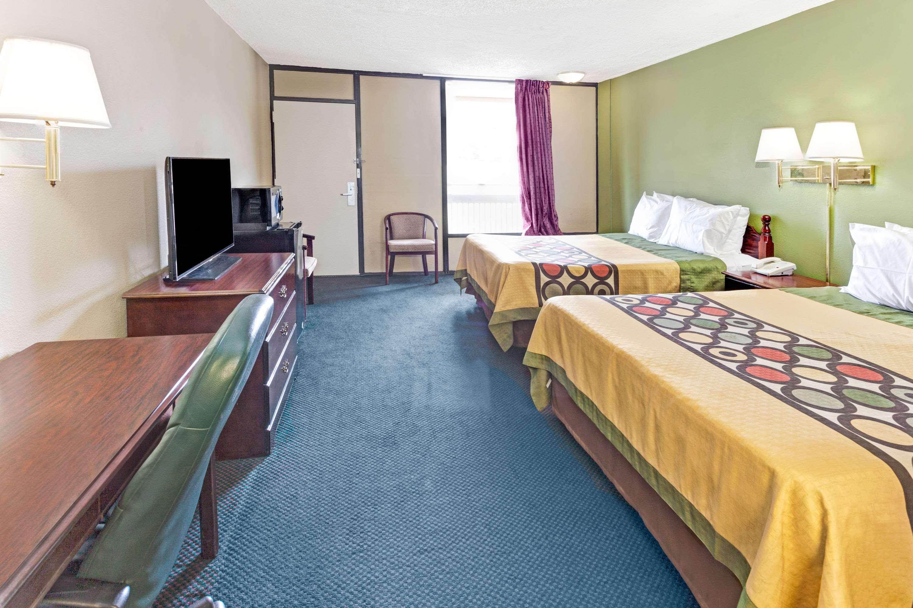 Super 8 by Wyndham Carrollton GA — photo 3
