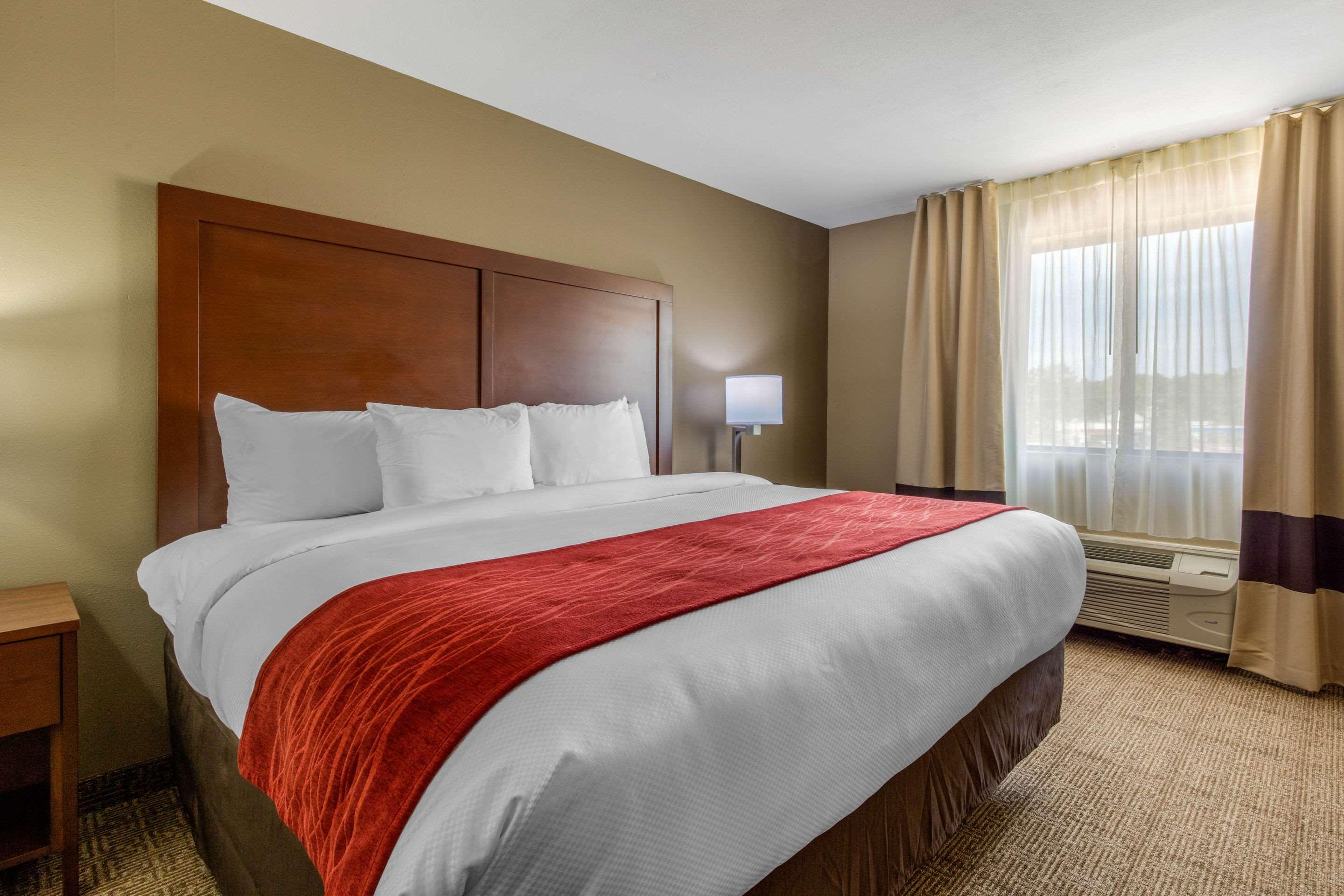 Comfort Inn & Suites — photo 4