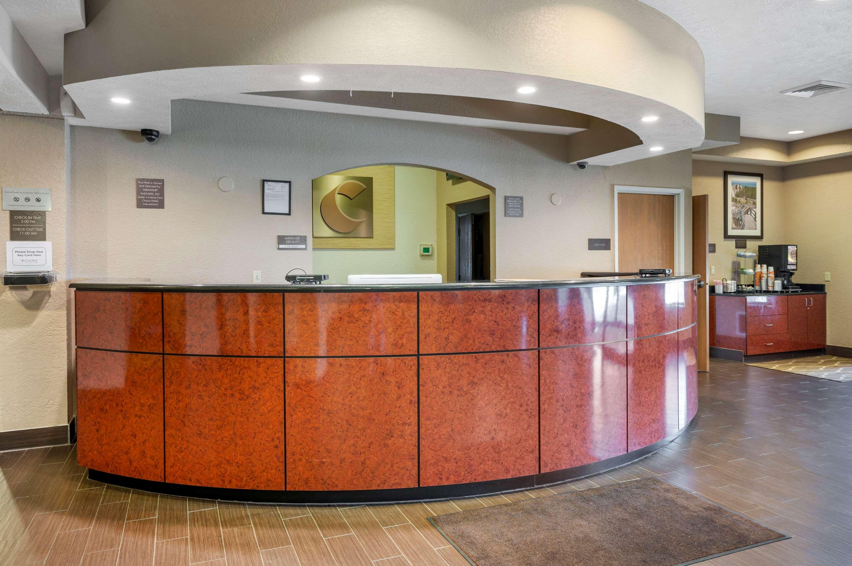 Comfort Suites — photo 4