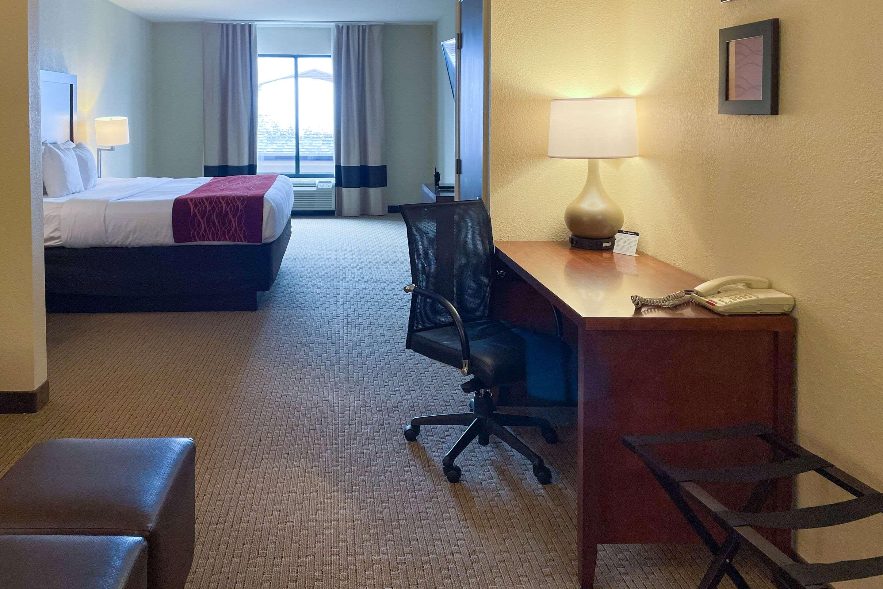 Comfort Inn & Suites — photo 3