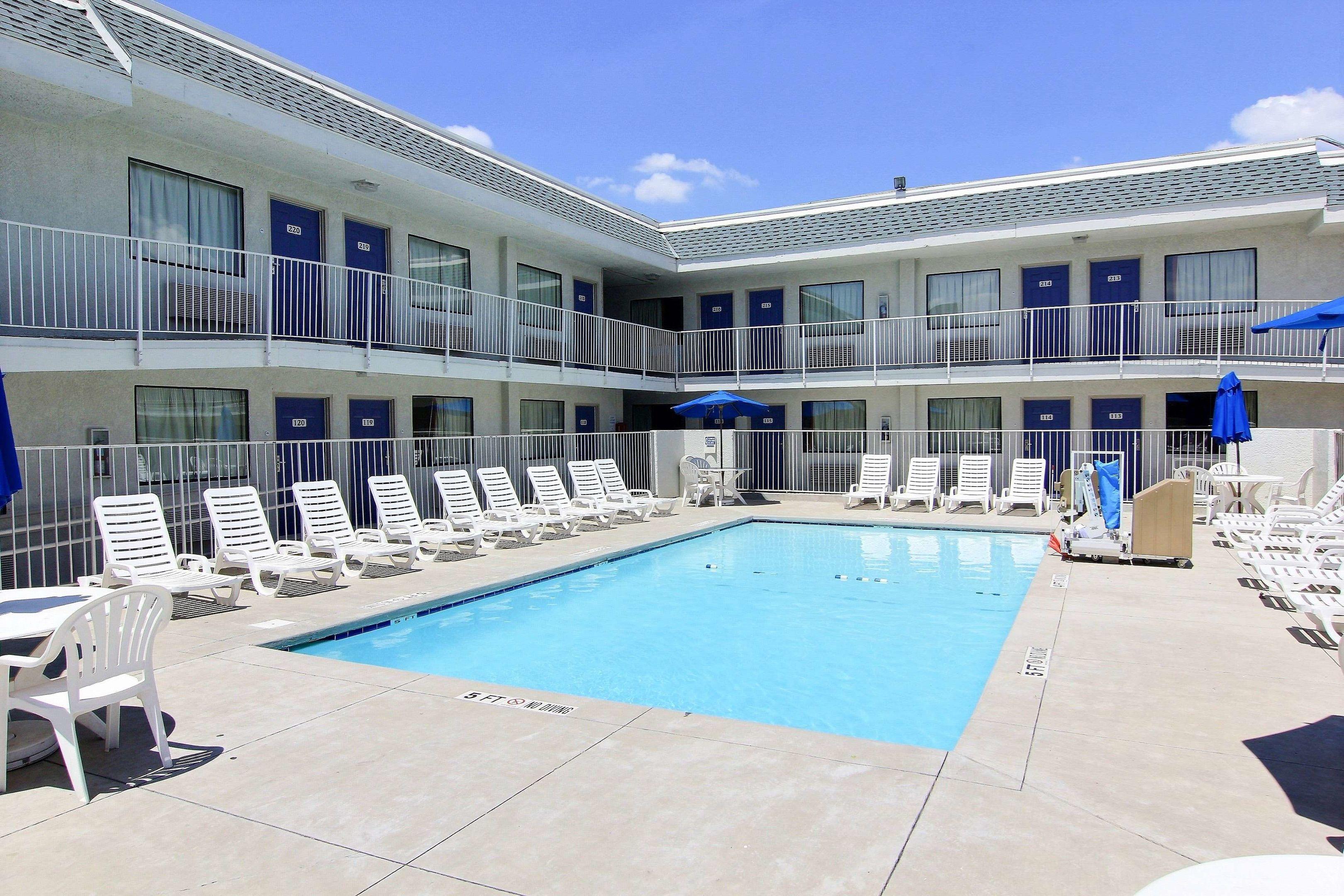 Motel 6 Austin Central - North — photo 5