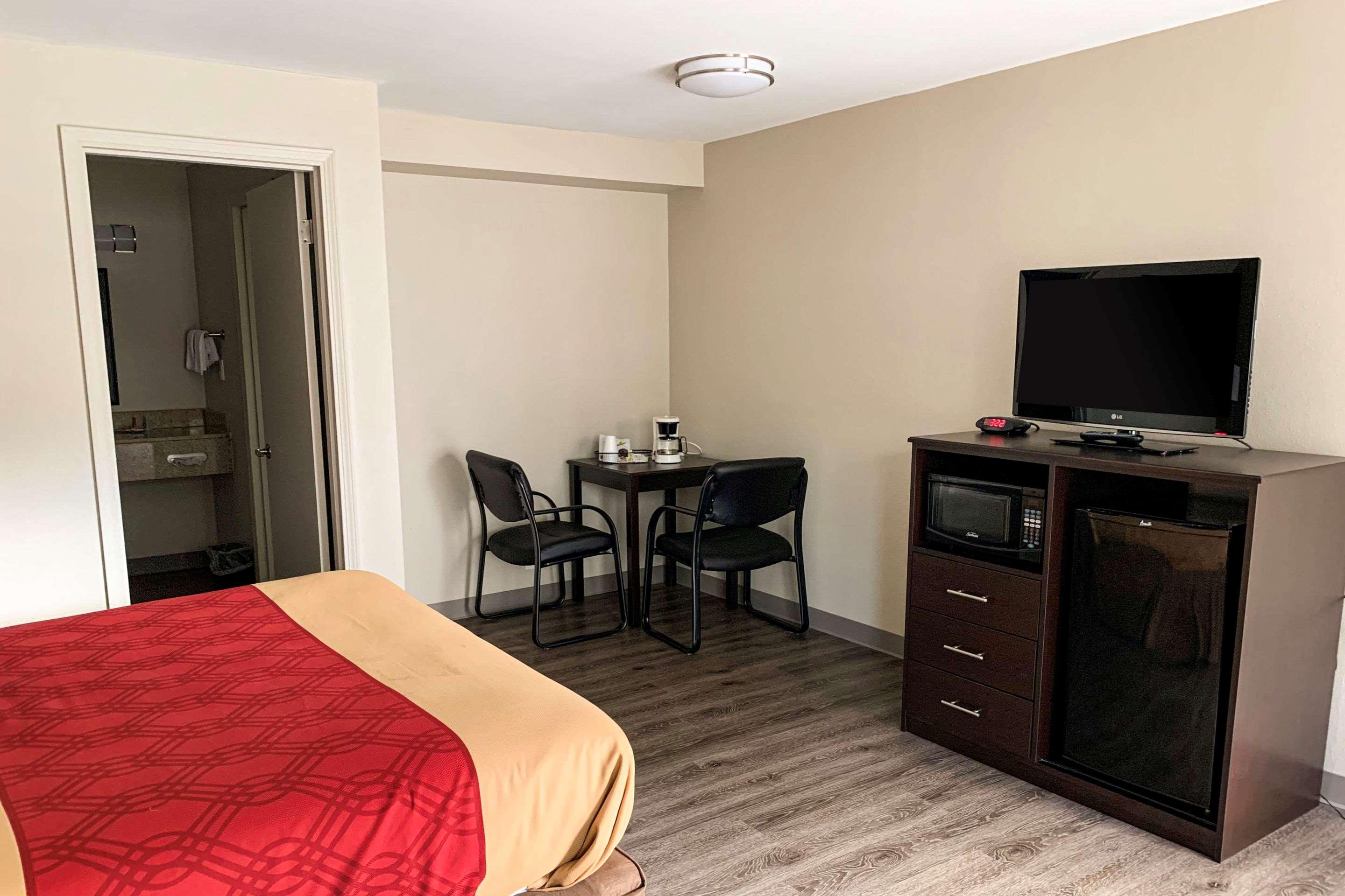Econo Lodge Vancouver — photo 5