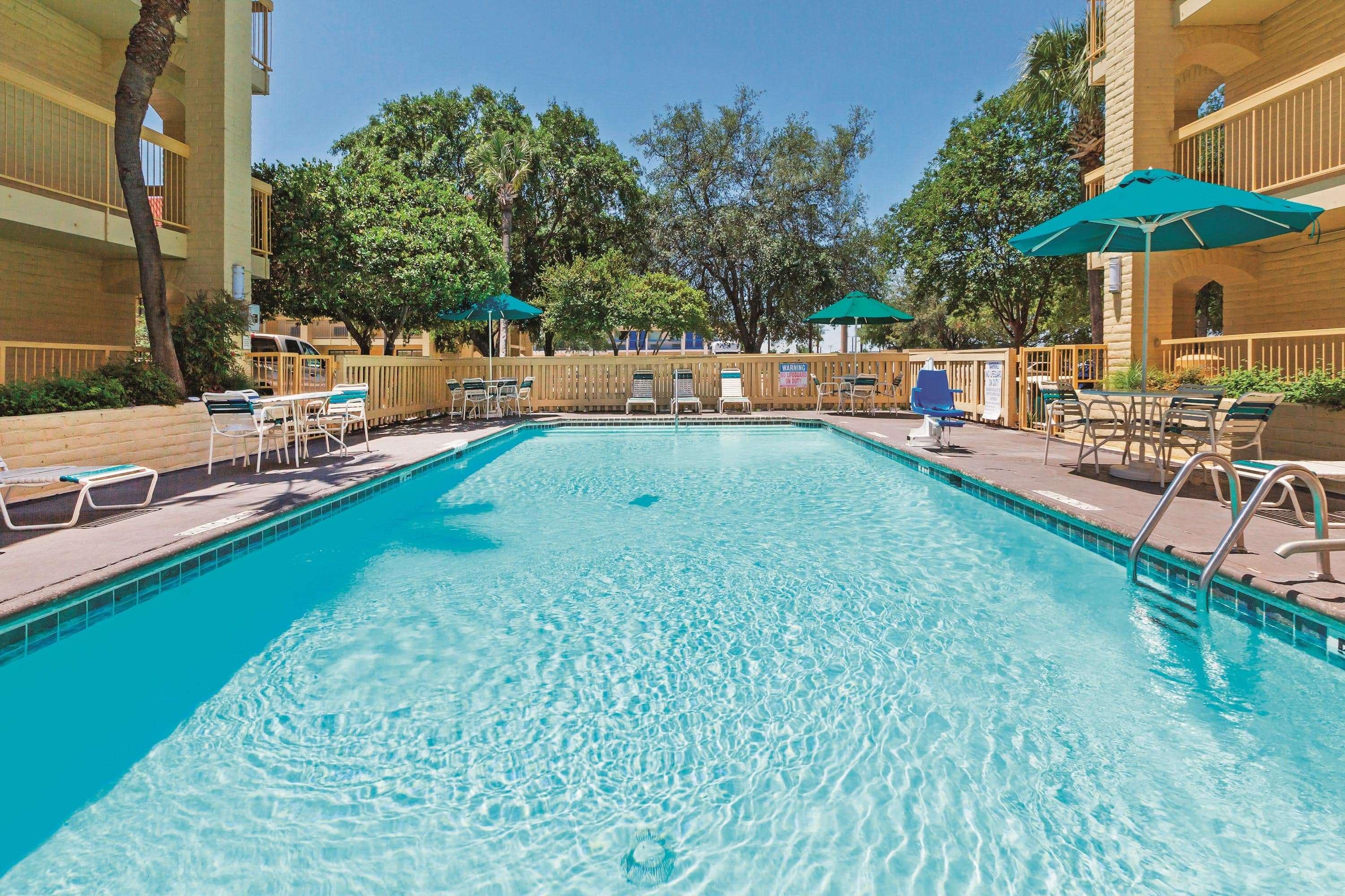Super 8 by Wyndham San Antonio Near SeaWorld Ingram Park — photo 4