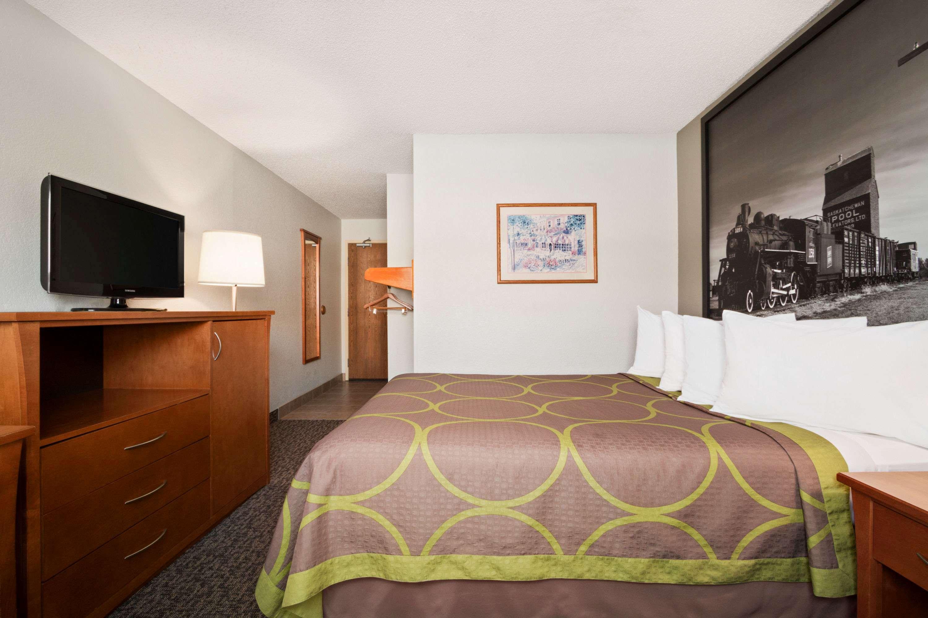 Super 8 by Wyndham Regina — photo 3
