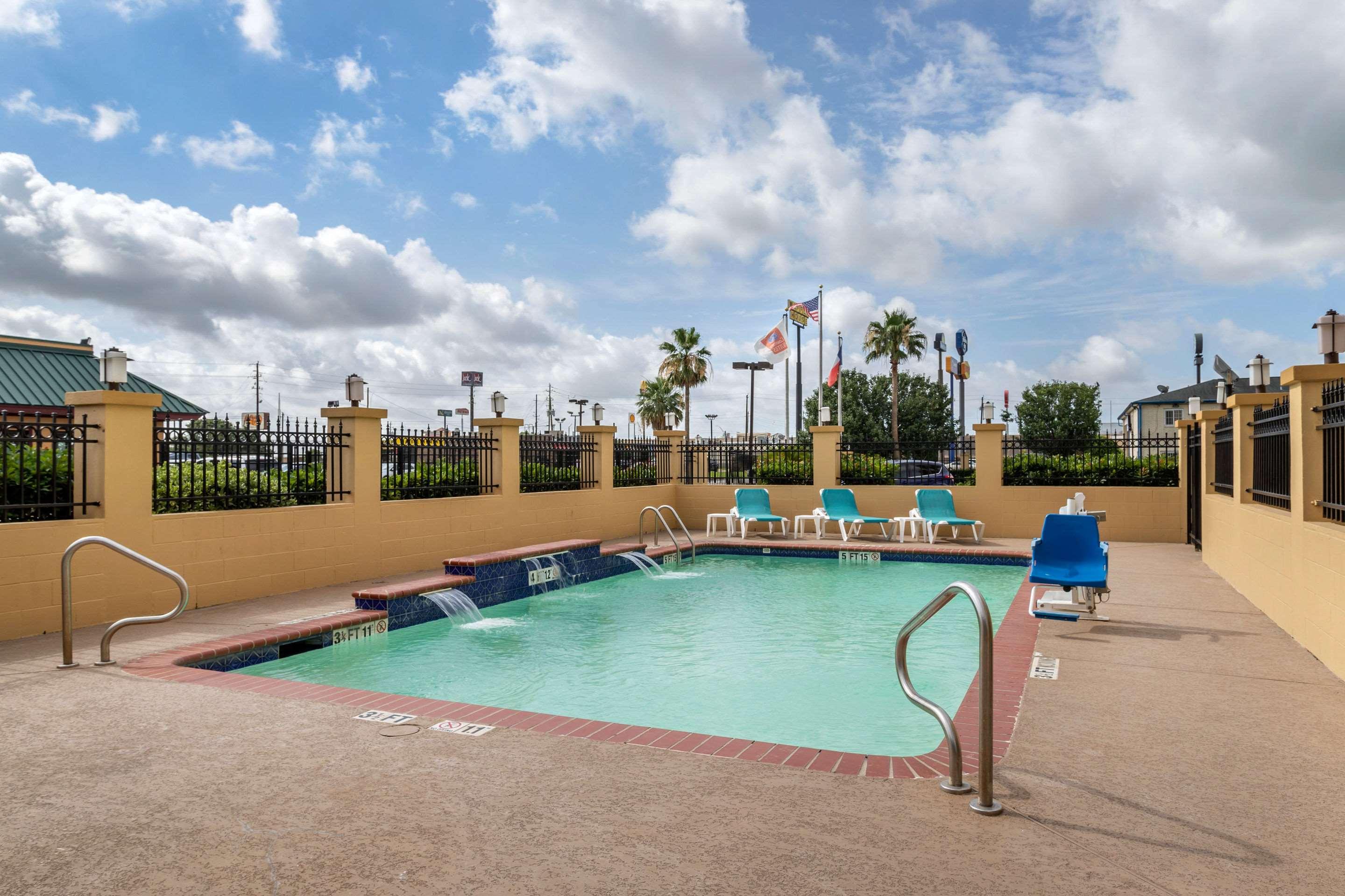 Comfort Suites Baytown — photo 4