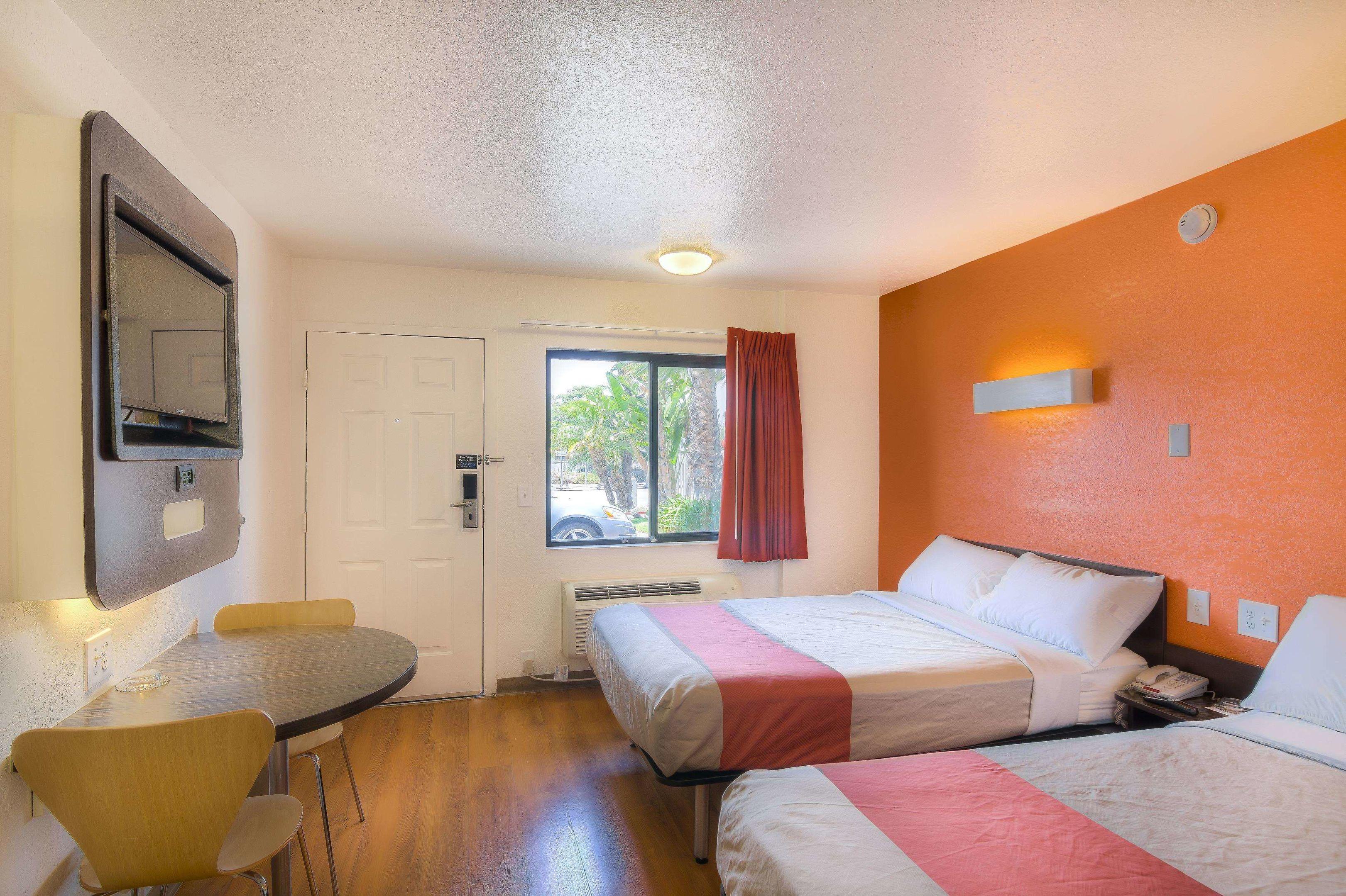 Motel 6 Simi Valley — photo 5