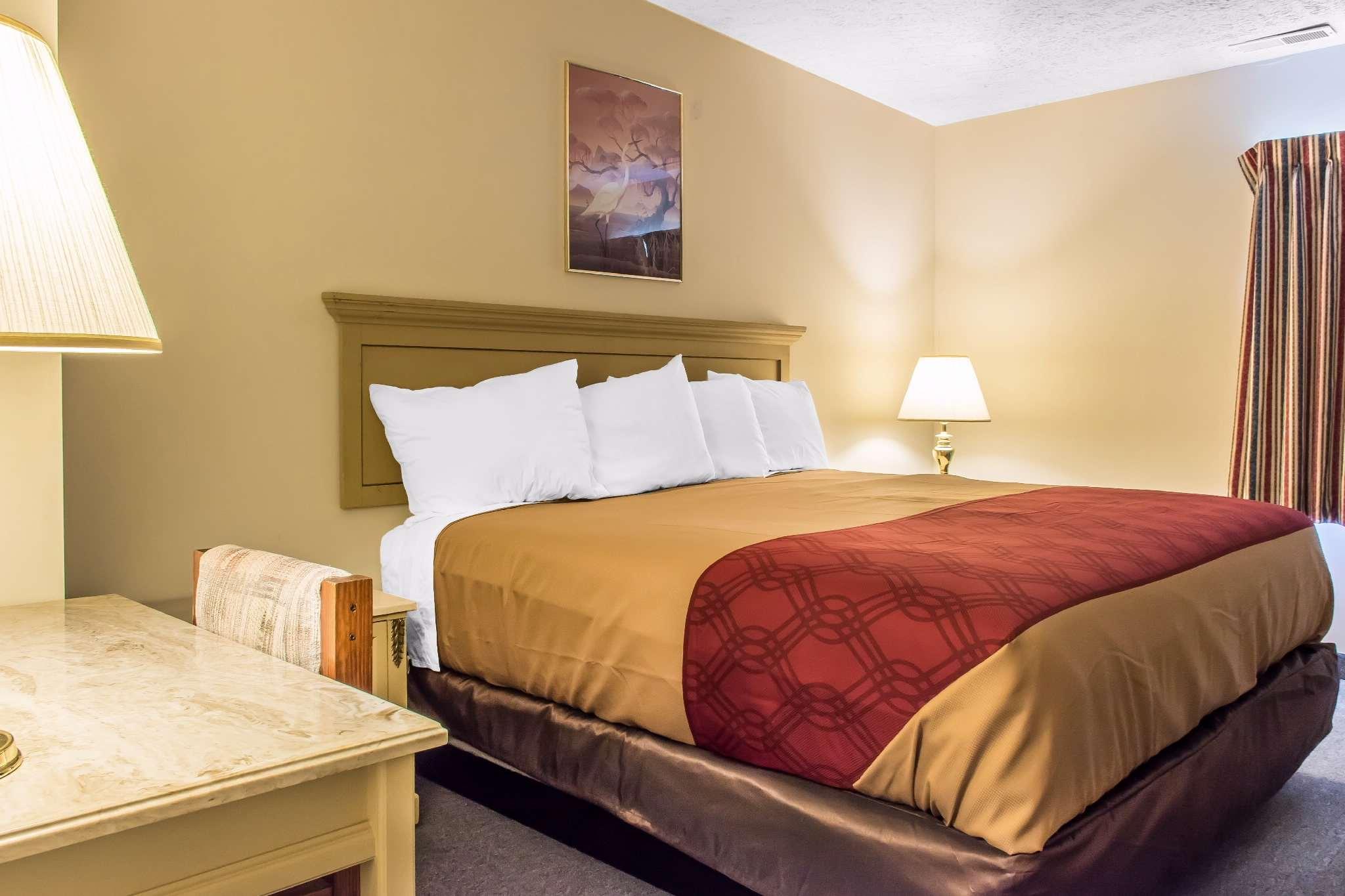 Econo Lodge Inn & Suites — photo 4