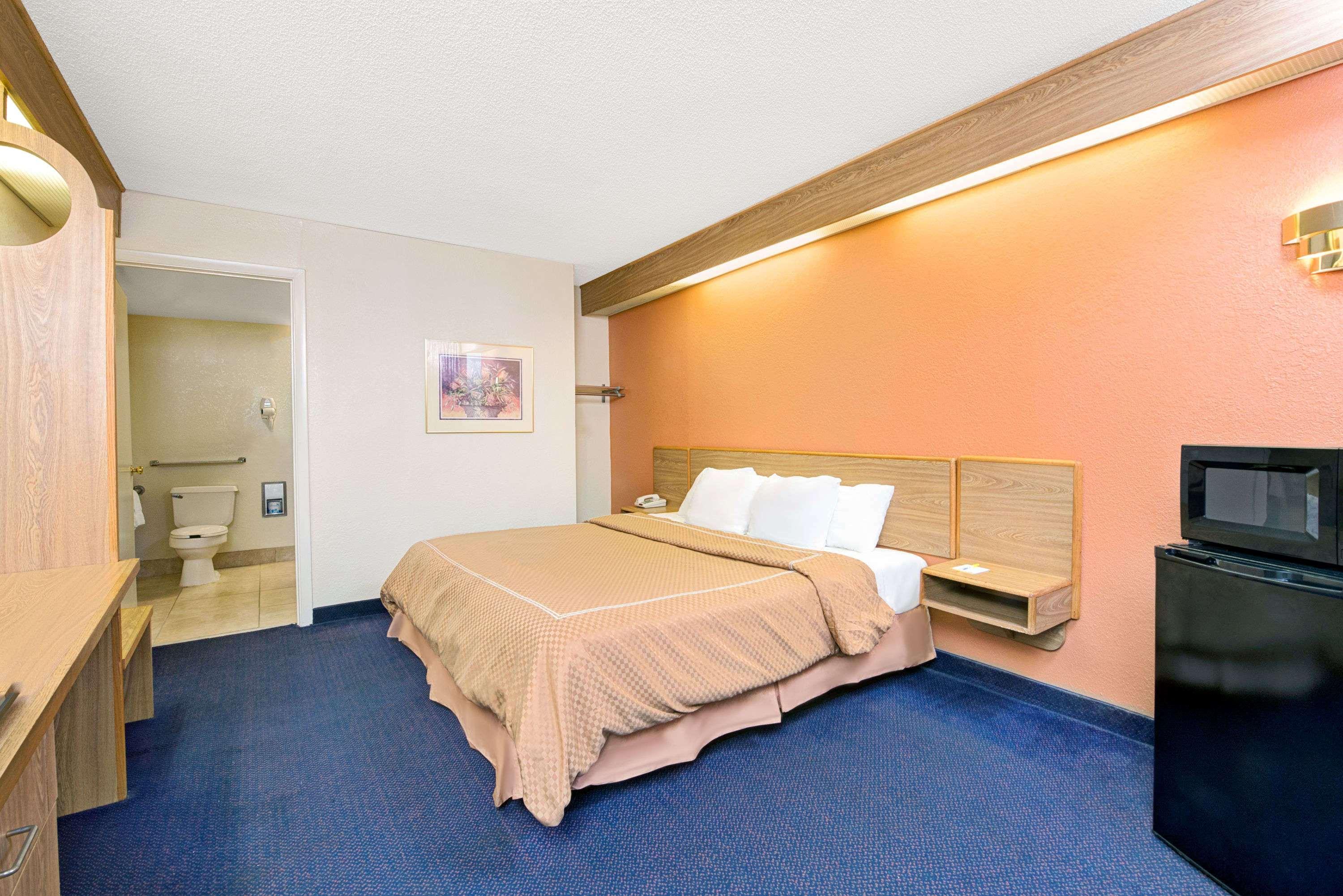 Days Inn Charlotte Northlake — photo 5