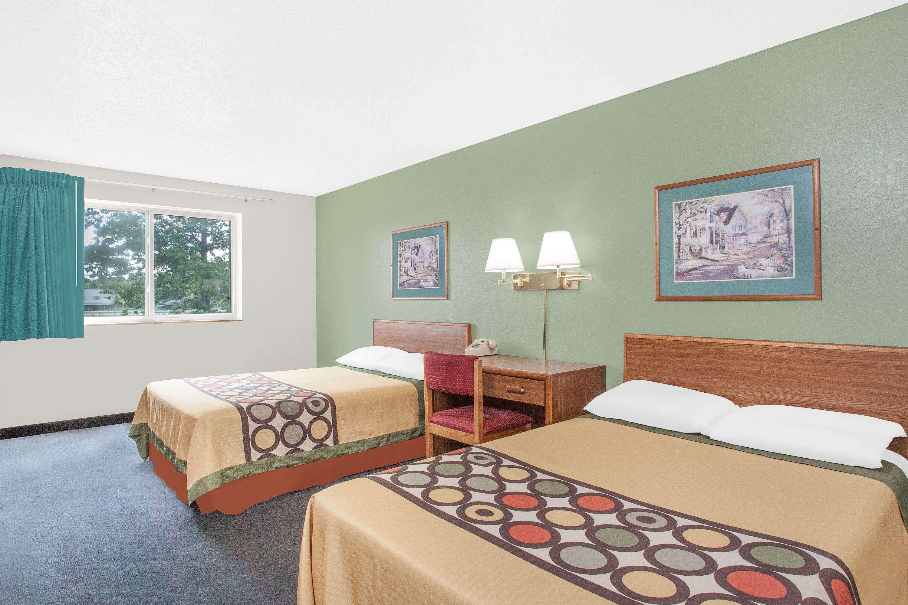 Super 8 by Wyndham Queensbury Glens Falls — photo 4