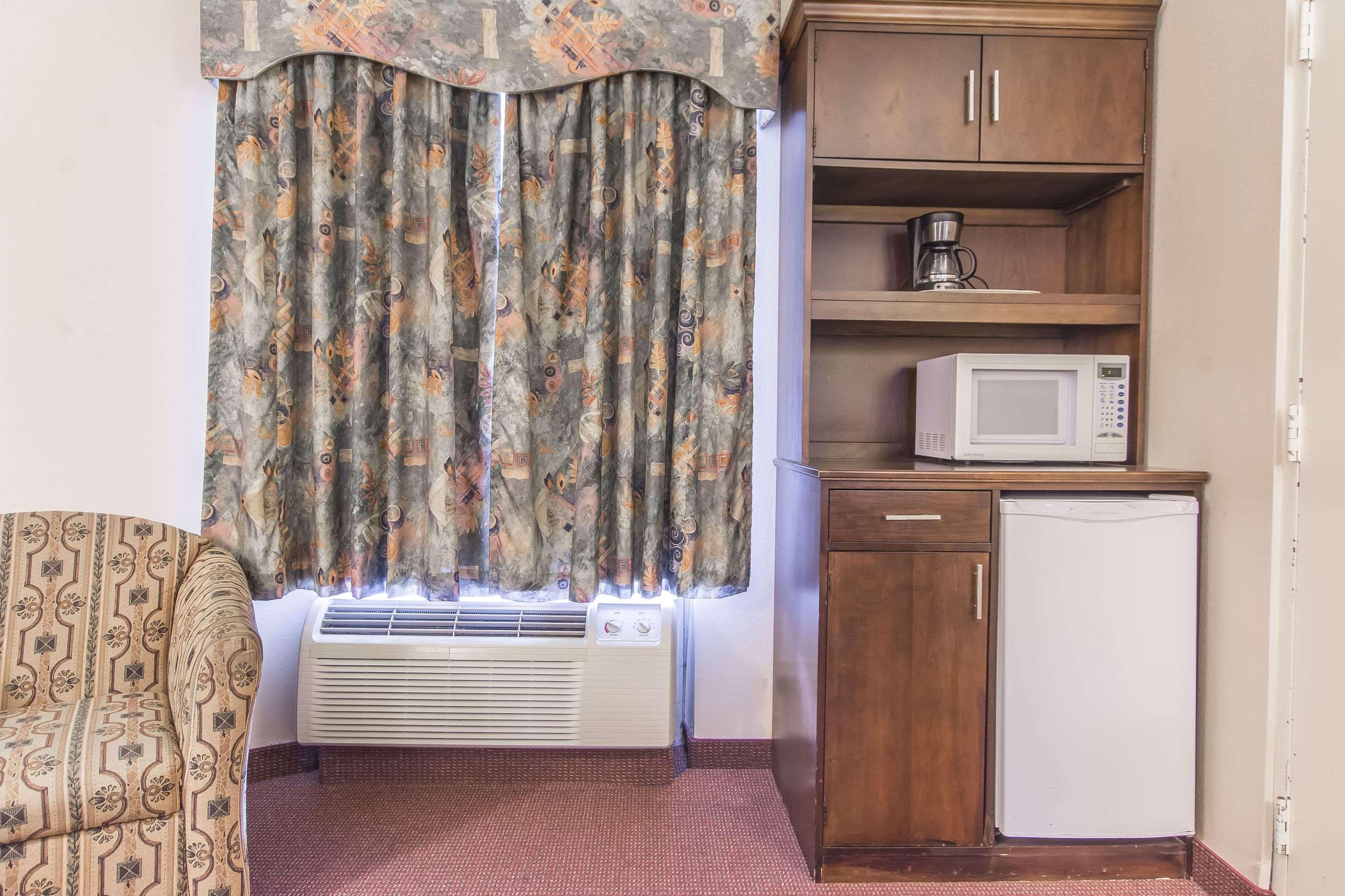 Econo Lodge Orillia — photo 4