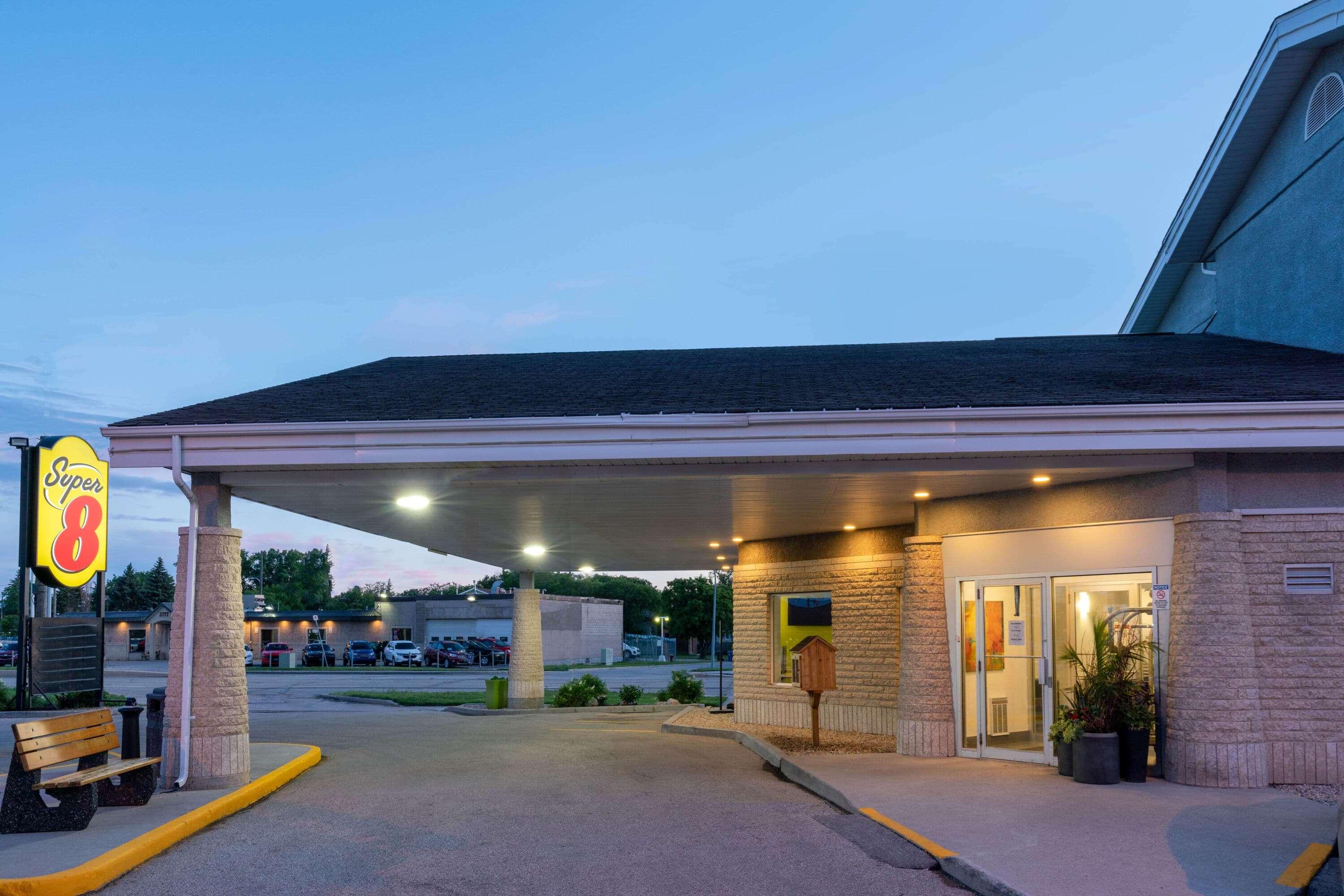Super 8 by Wyndham Winnipeg West — photo 5