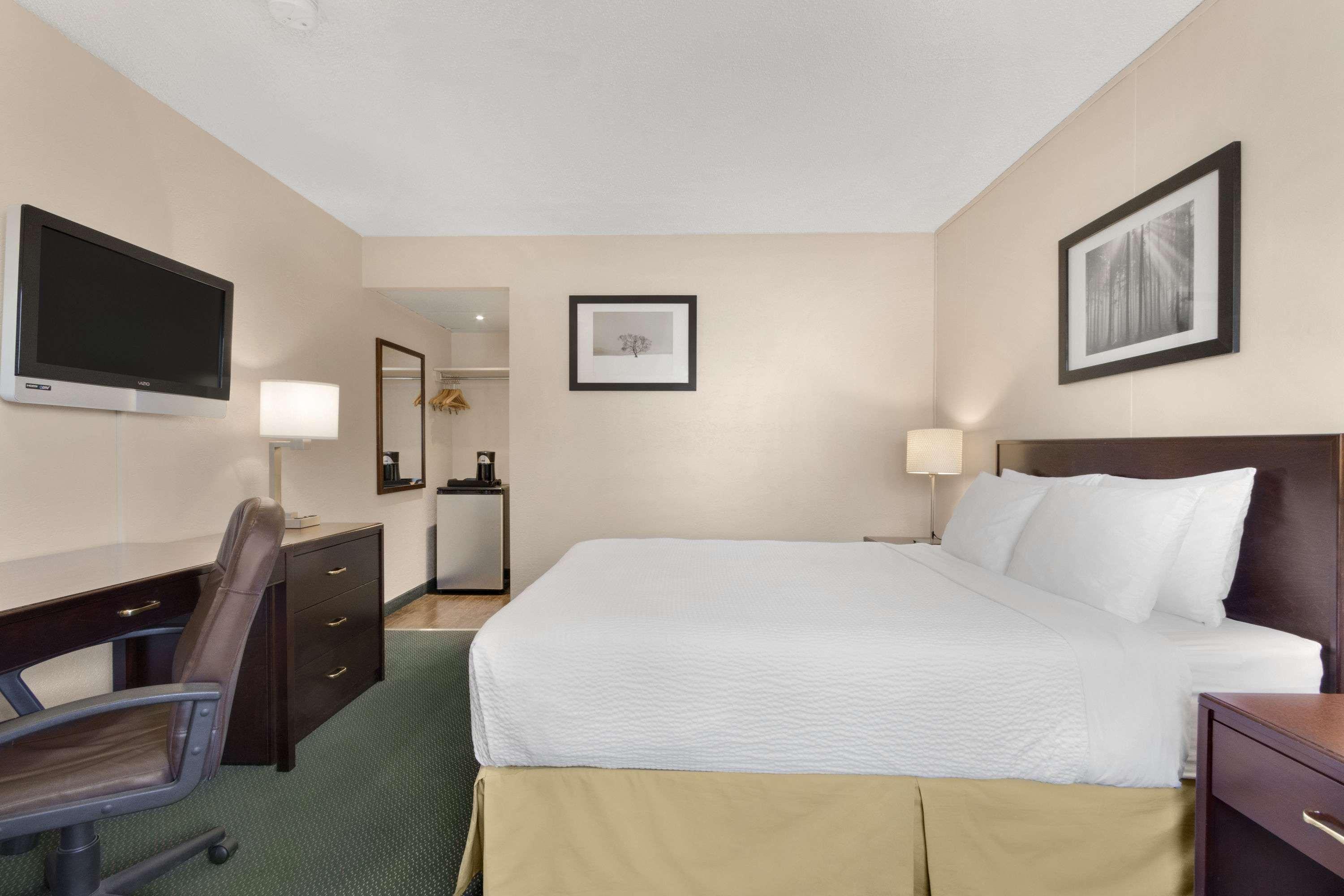 Days Inn by Wyndham Lethbridge — photo 5