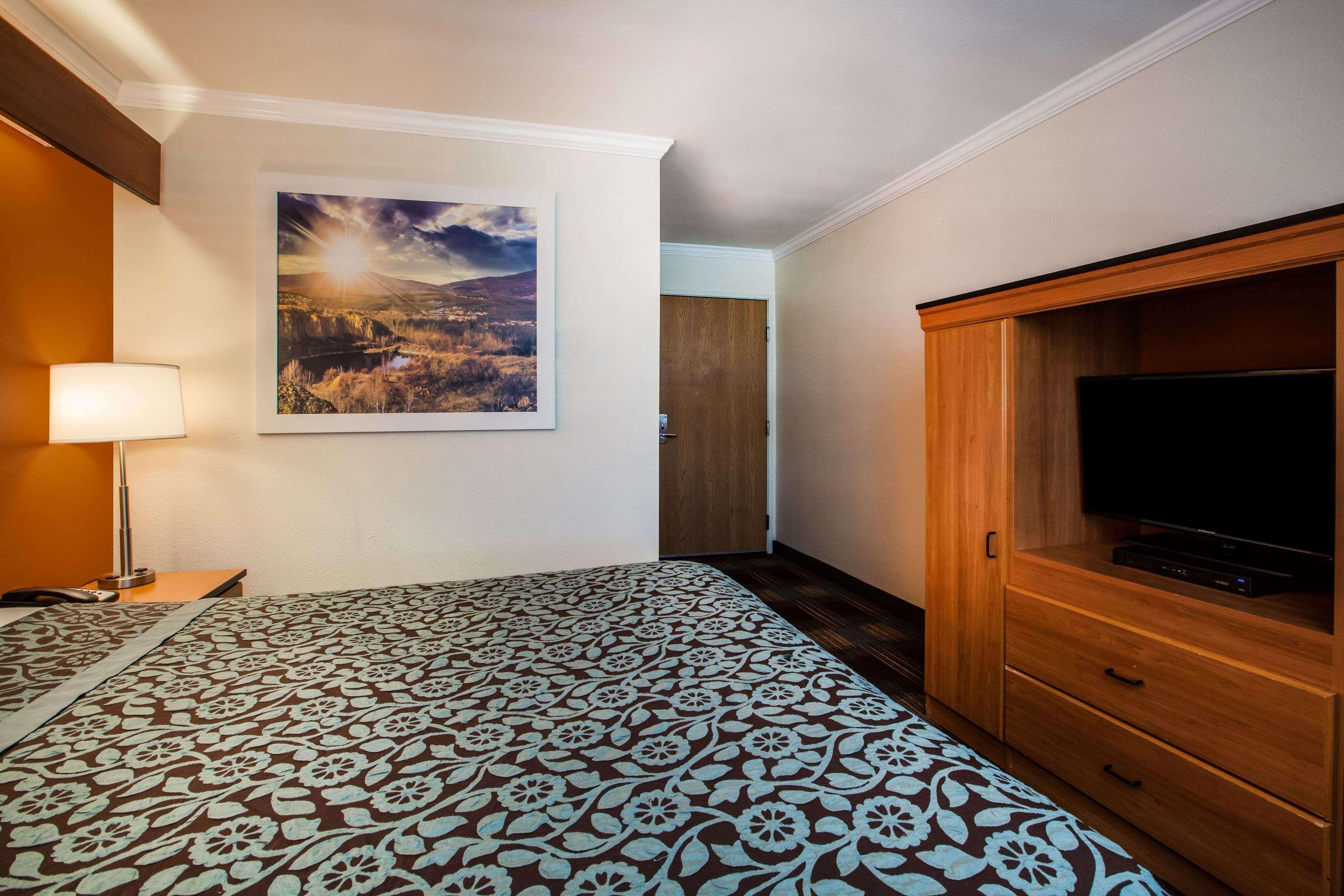 Days Inn & Suites Antioch — photo 4