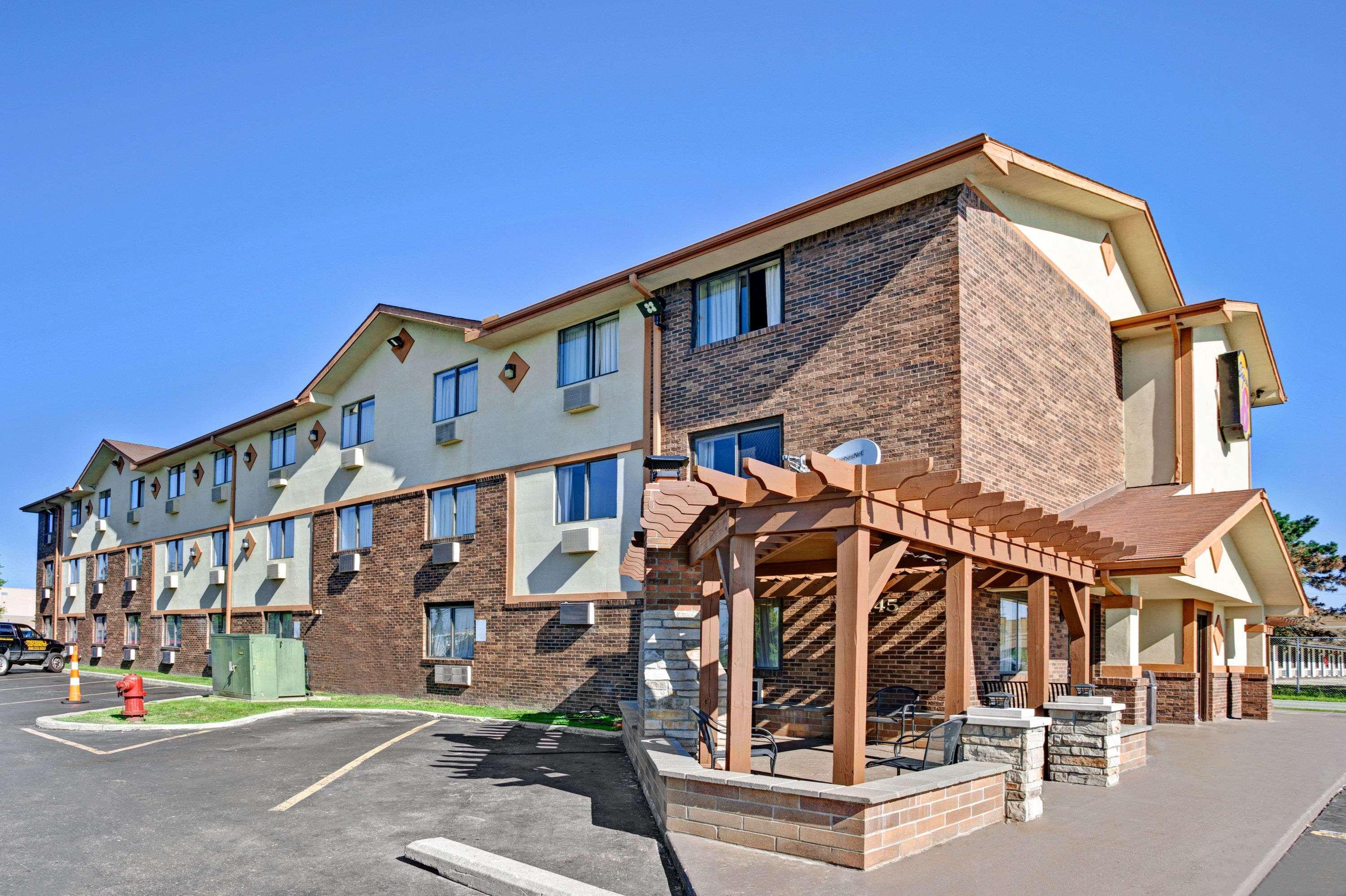 Super 8 by Wyndham Roseville/Detroit Area — photo 4