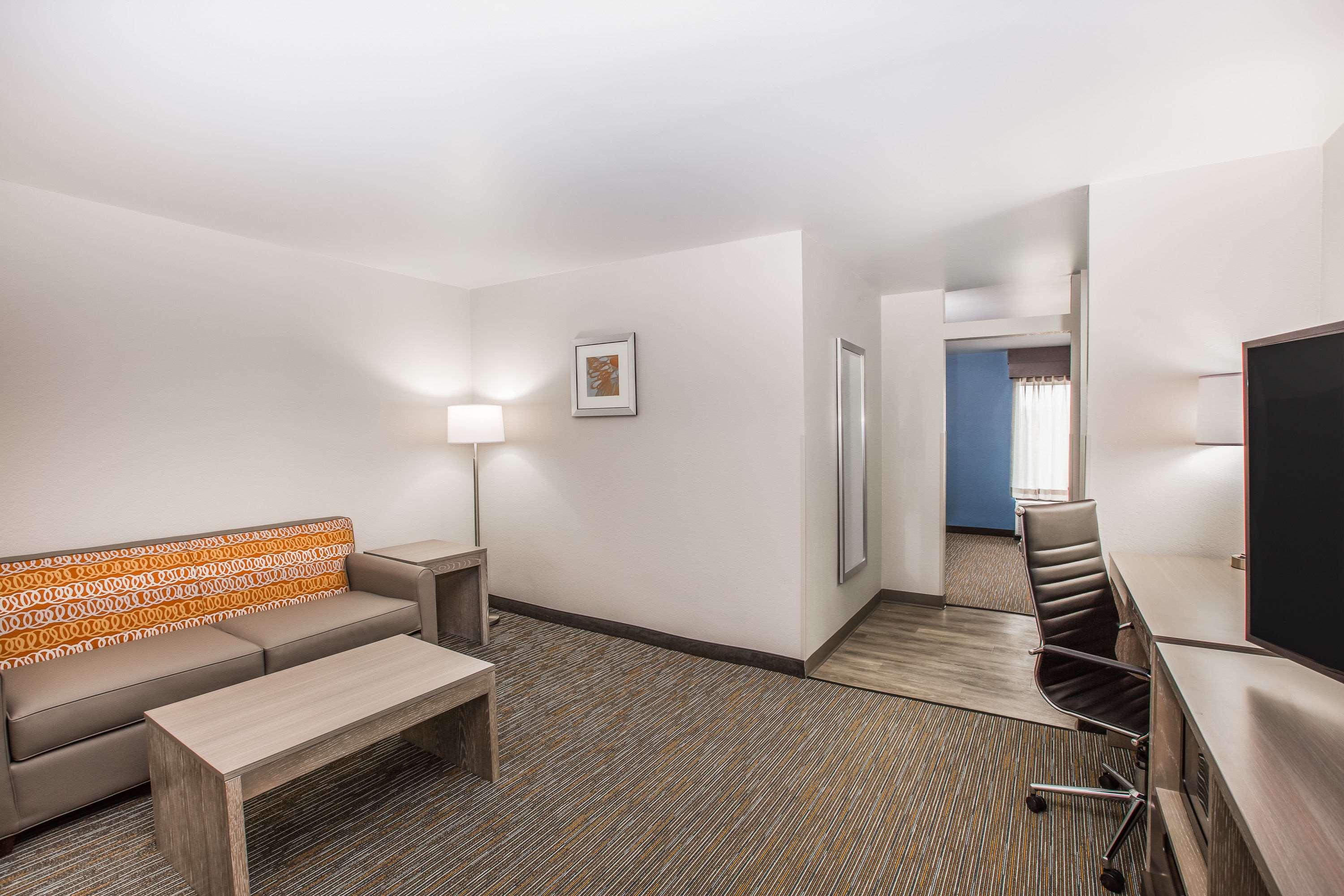 Wingate by Wyndham Louisville Airport Expo Center — photo 4