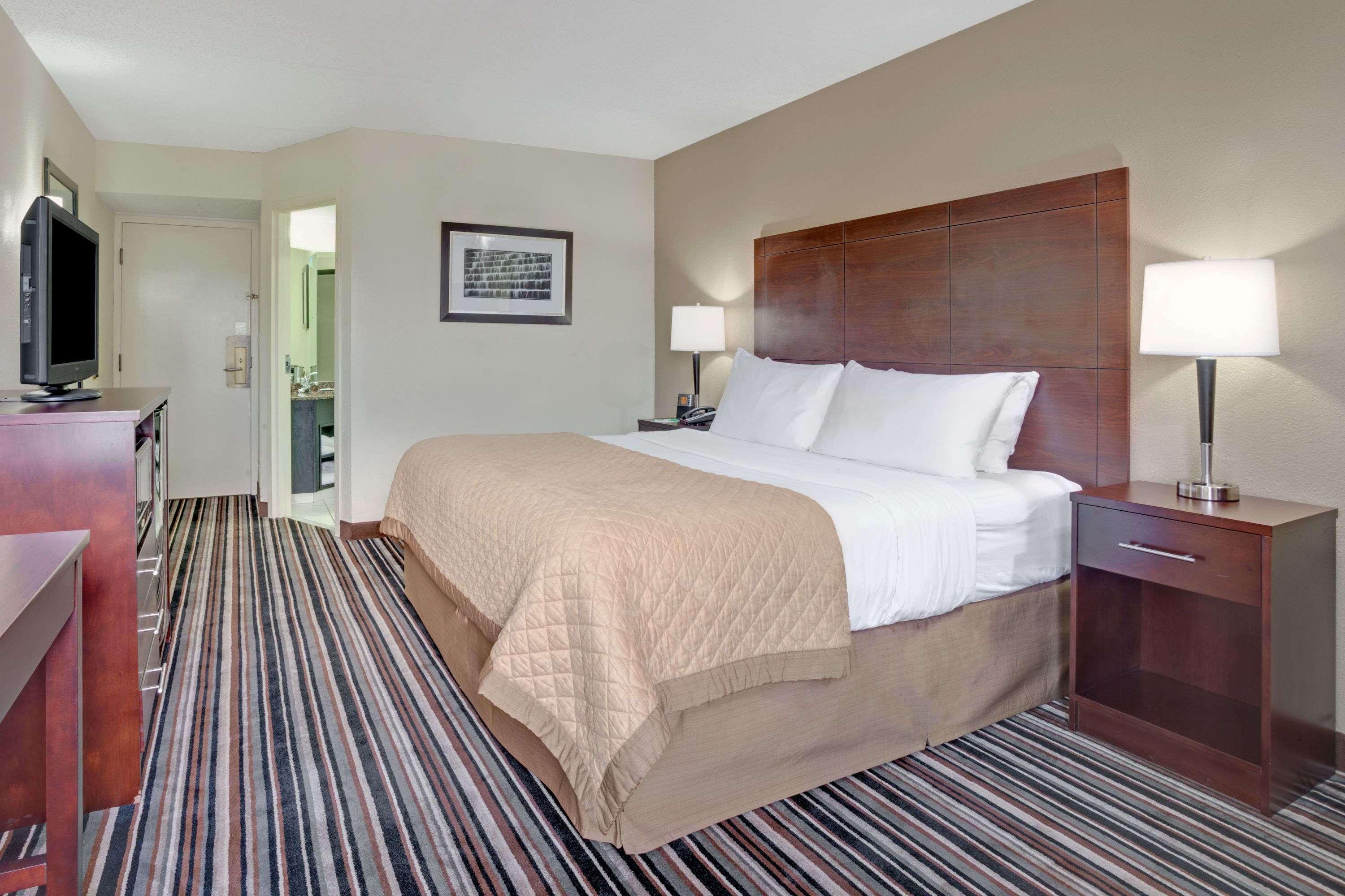 Wyndham Garden Charlotte Executive Park — photo 3