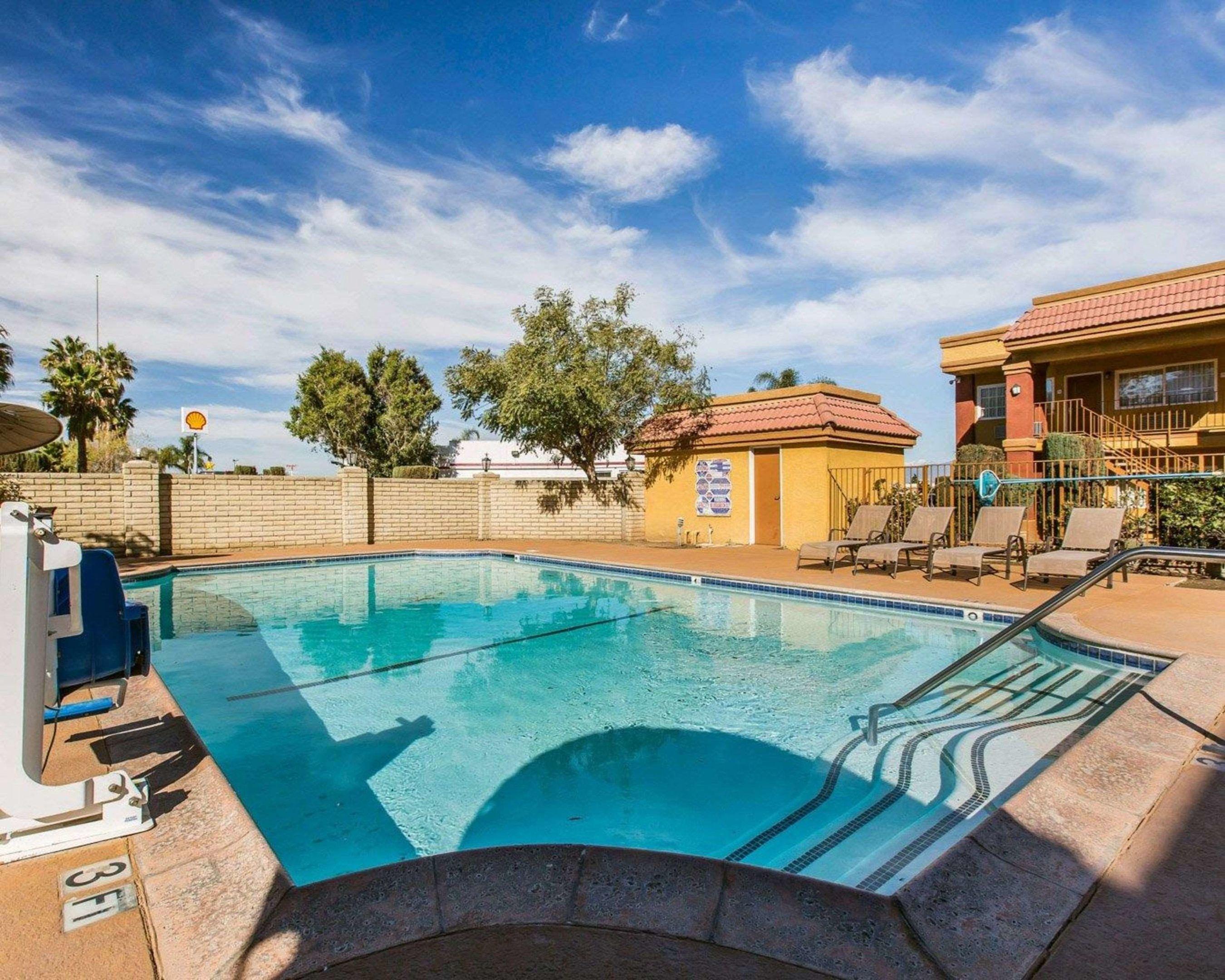 Rodeway Inn & Suites — photo 4