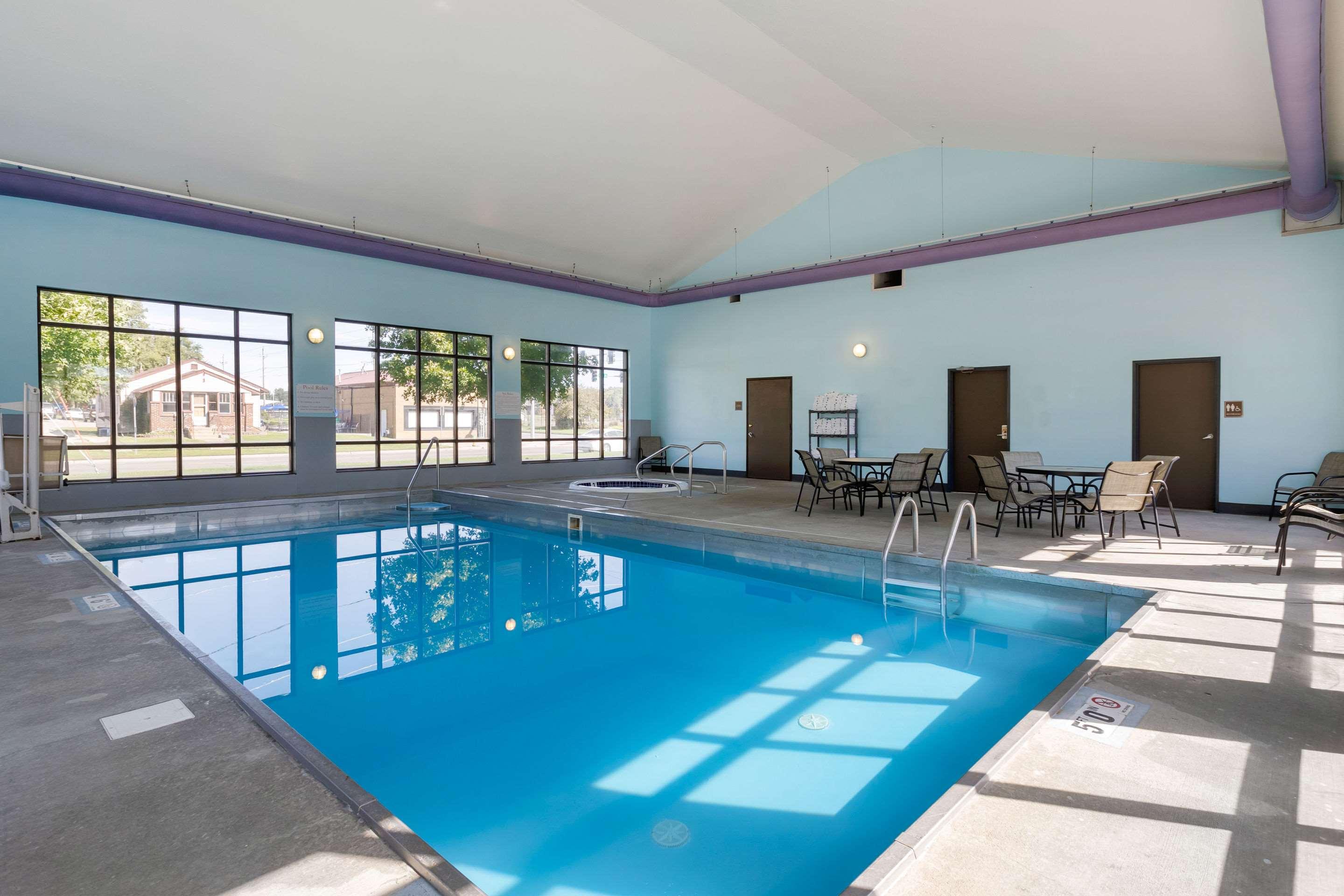 Econo Lodge Inn& Suites Fairgrounds — photo 5