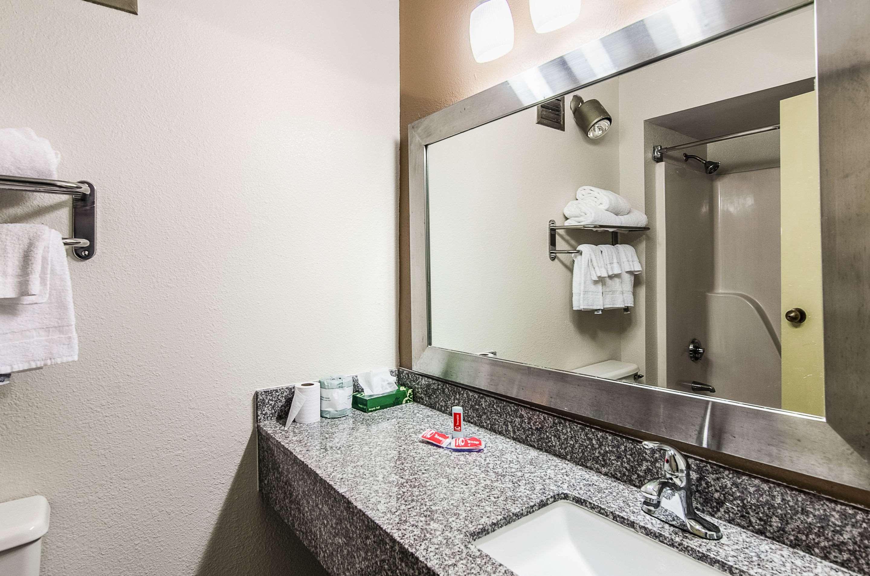 Econo Lodge Inn & Suites Norton — photo 5