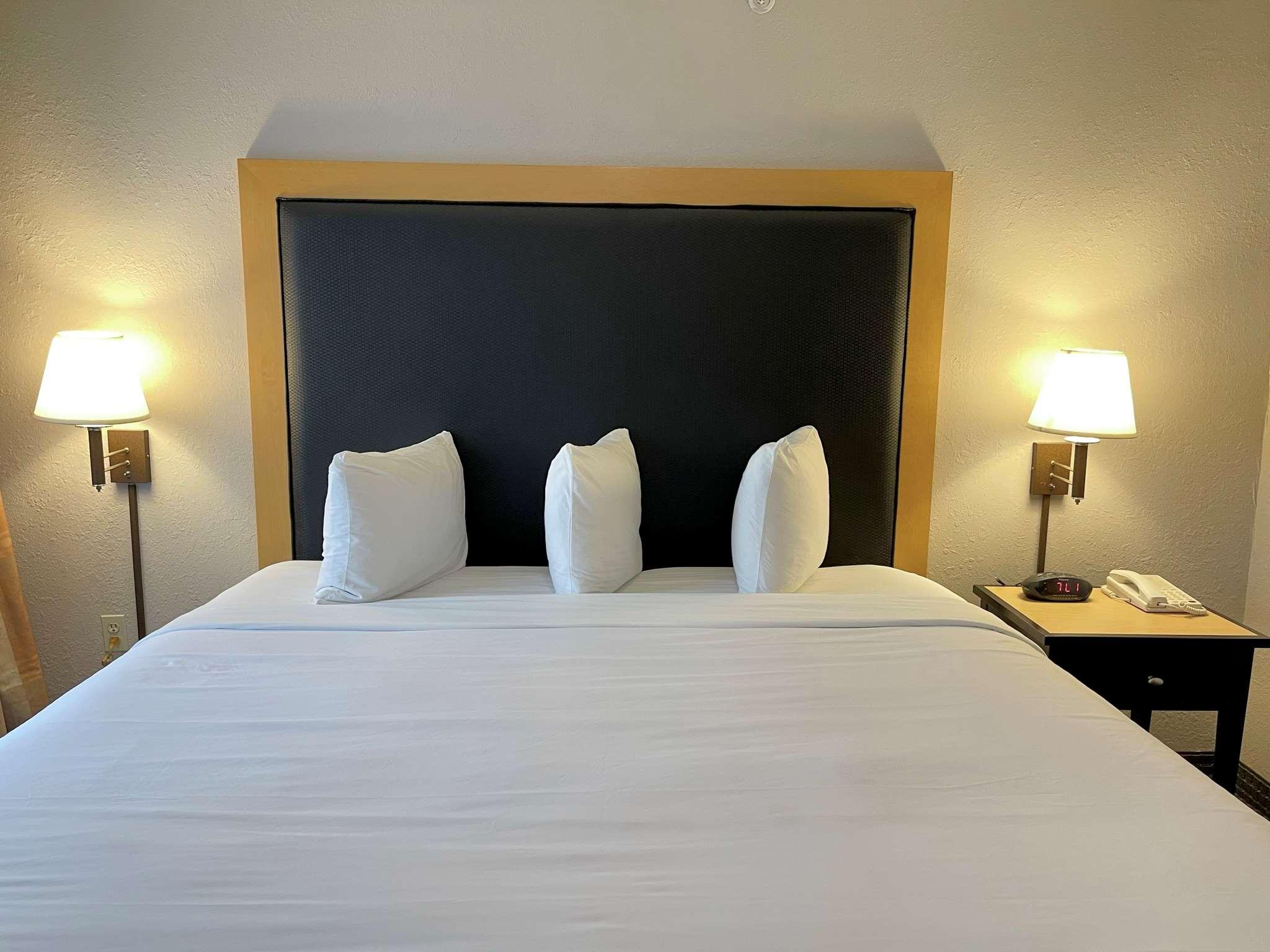 Country Inn & Suites by Radisson, Zion, IL — photo 5