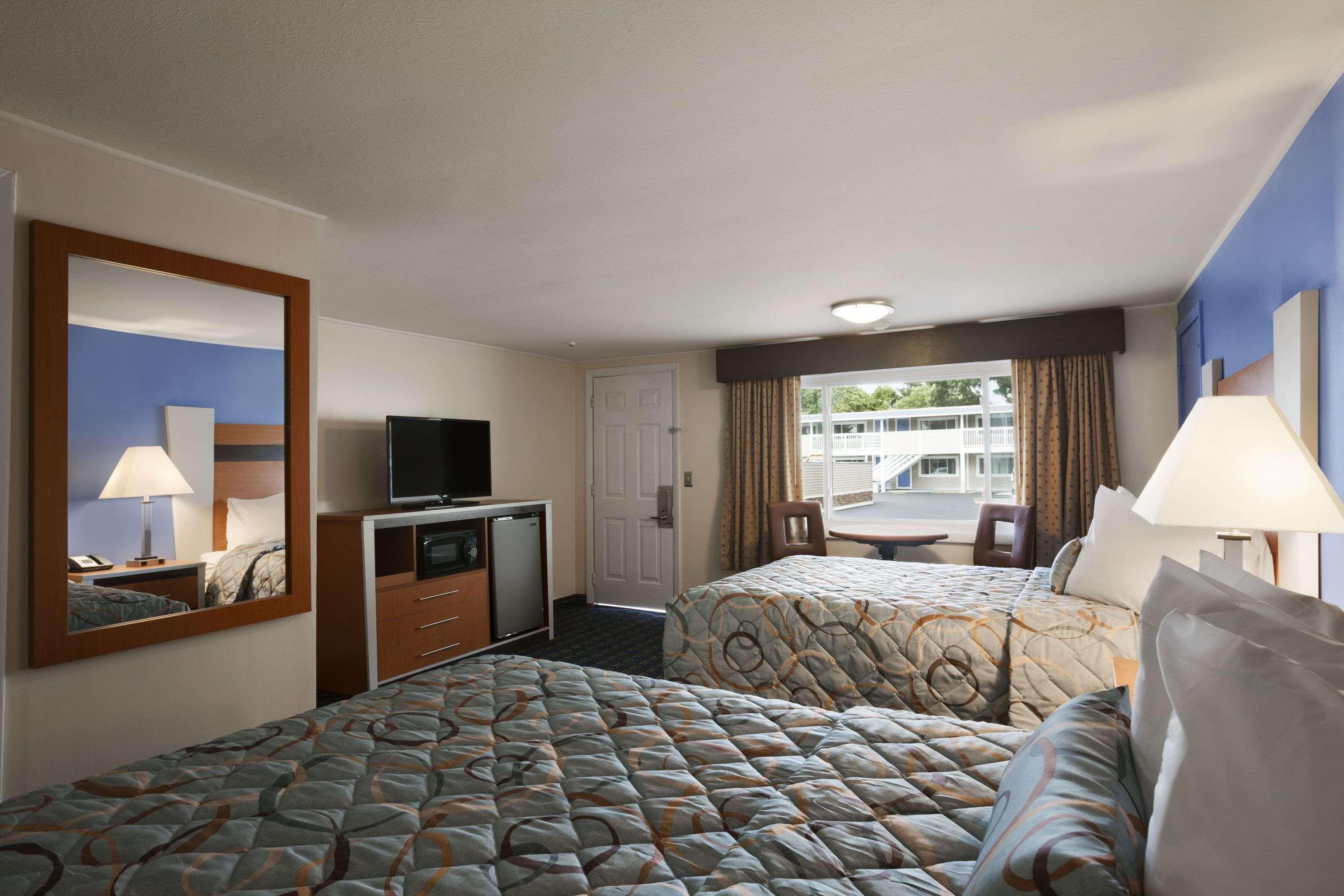 Days Inn West Yarmouth/Hyannis Cape Cod Area — photo 4