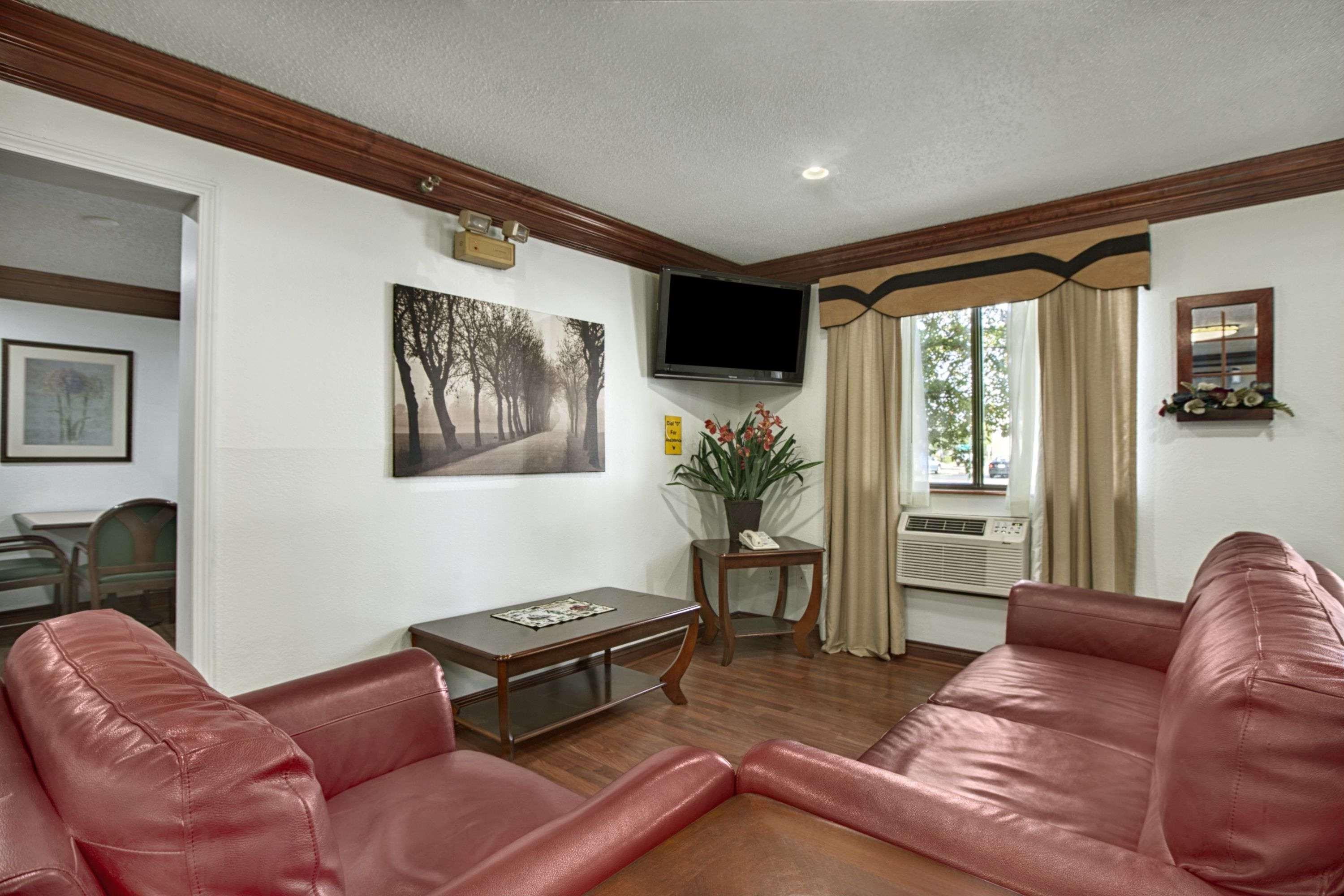 Super 8 by Wyndham Canton/Livonia Area — photo 4