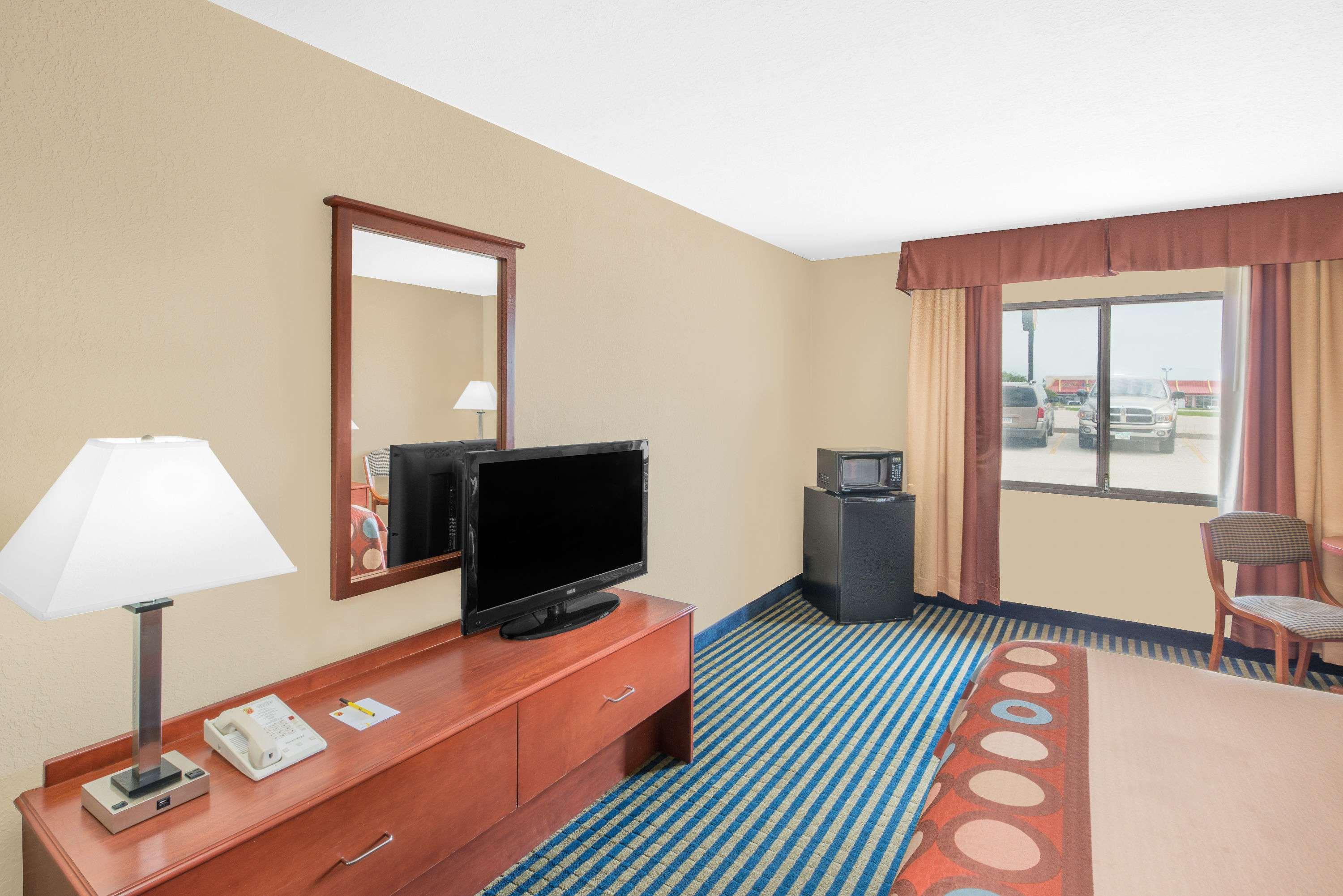 Super 8 by Wyndham Marshalltown — photo 4