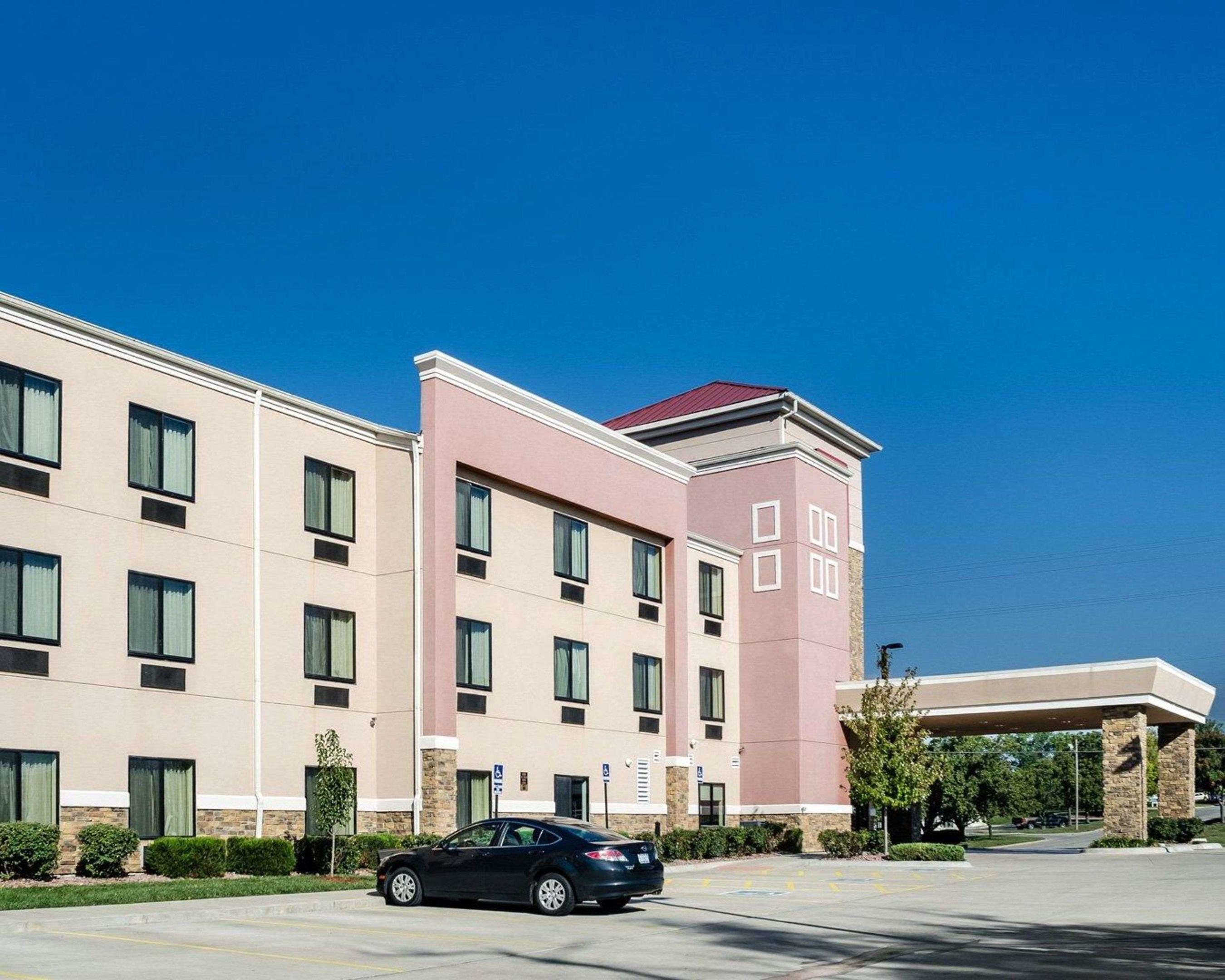 Comfort Suites — photo 3