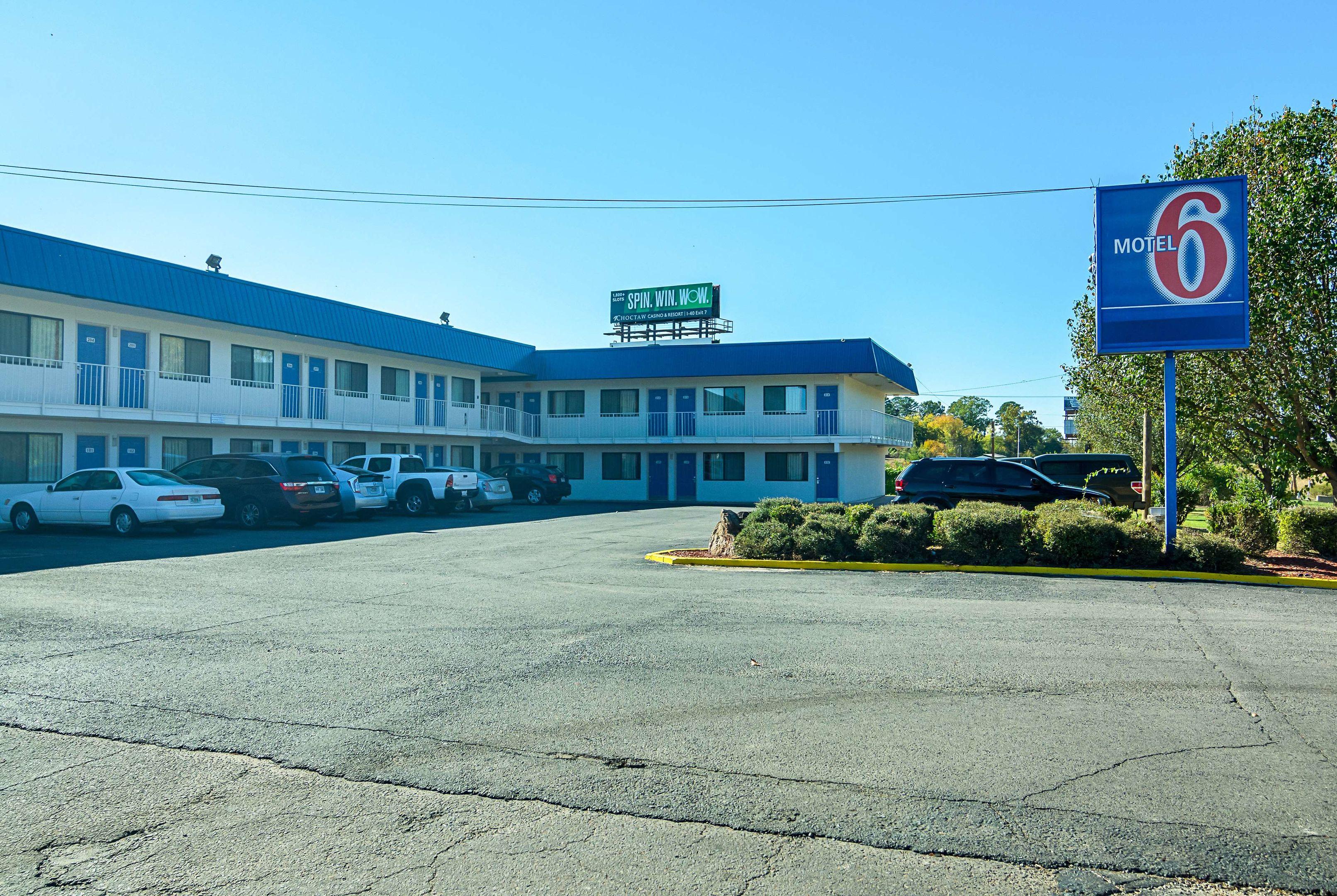 Motel 6 Russellville — photo 4