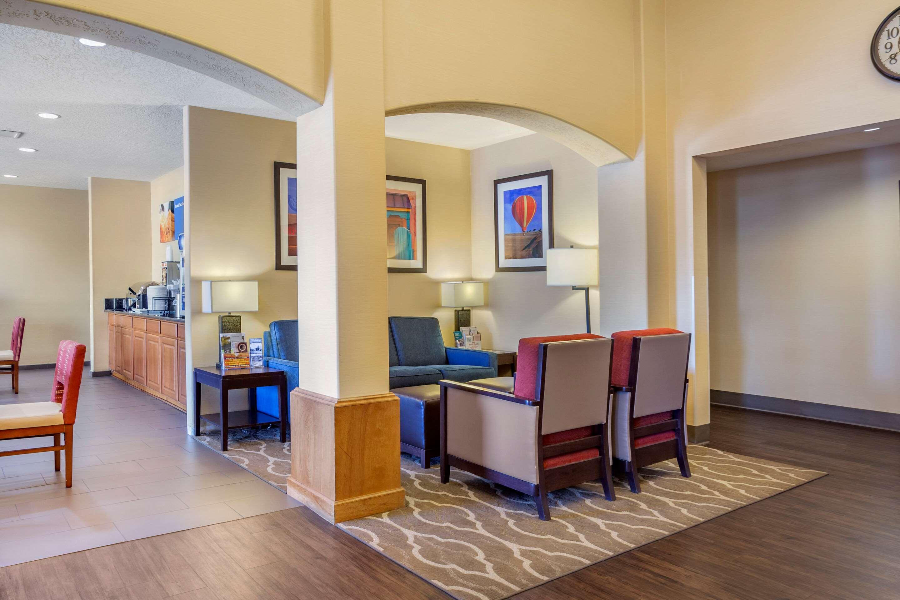 Comfort Inn & Suites — photo 4