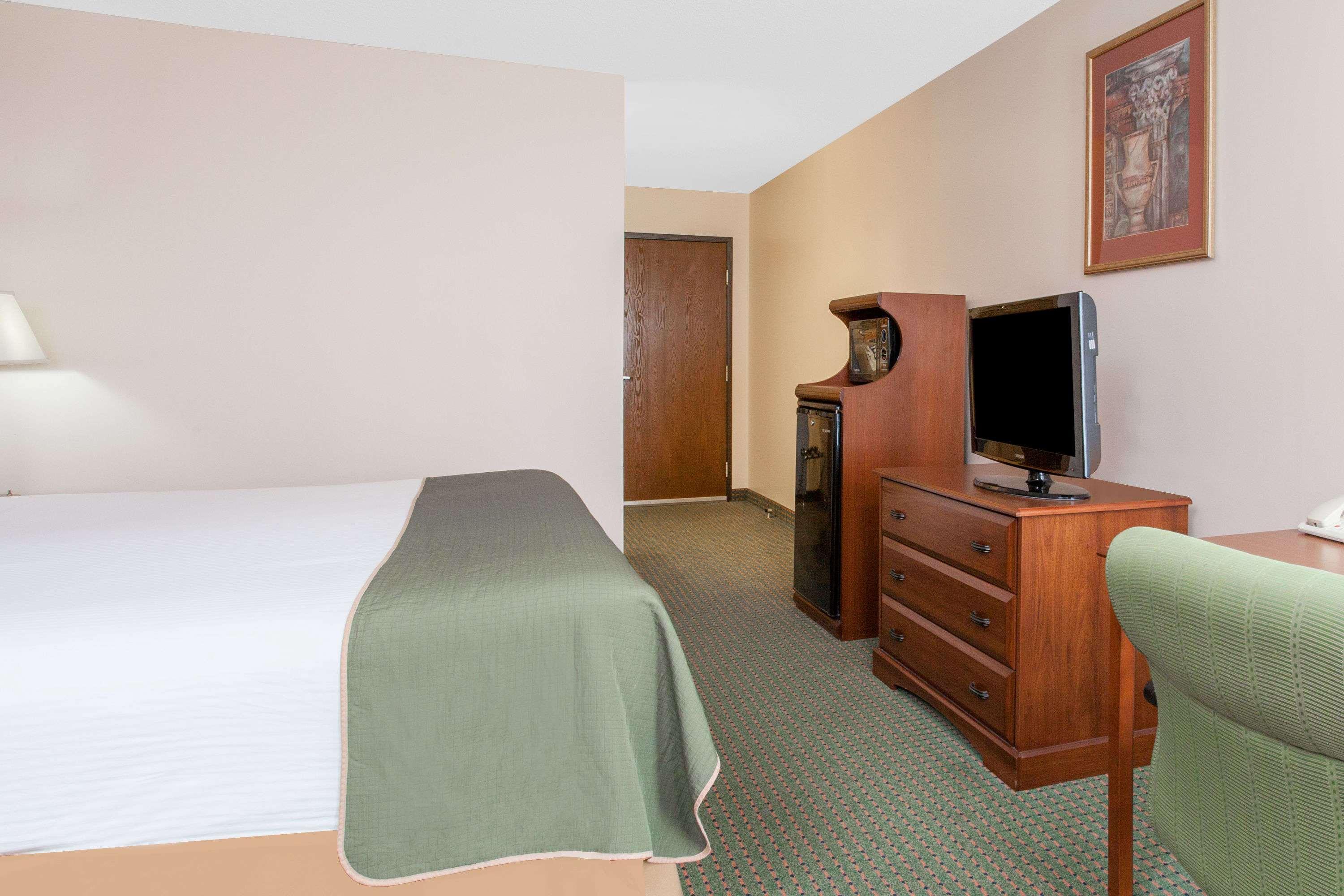 Days Inn & Suites Mount Pleasant — photo 4