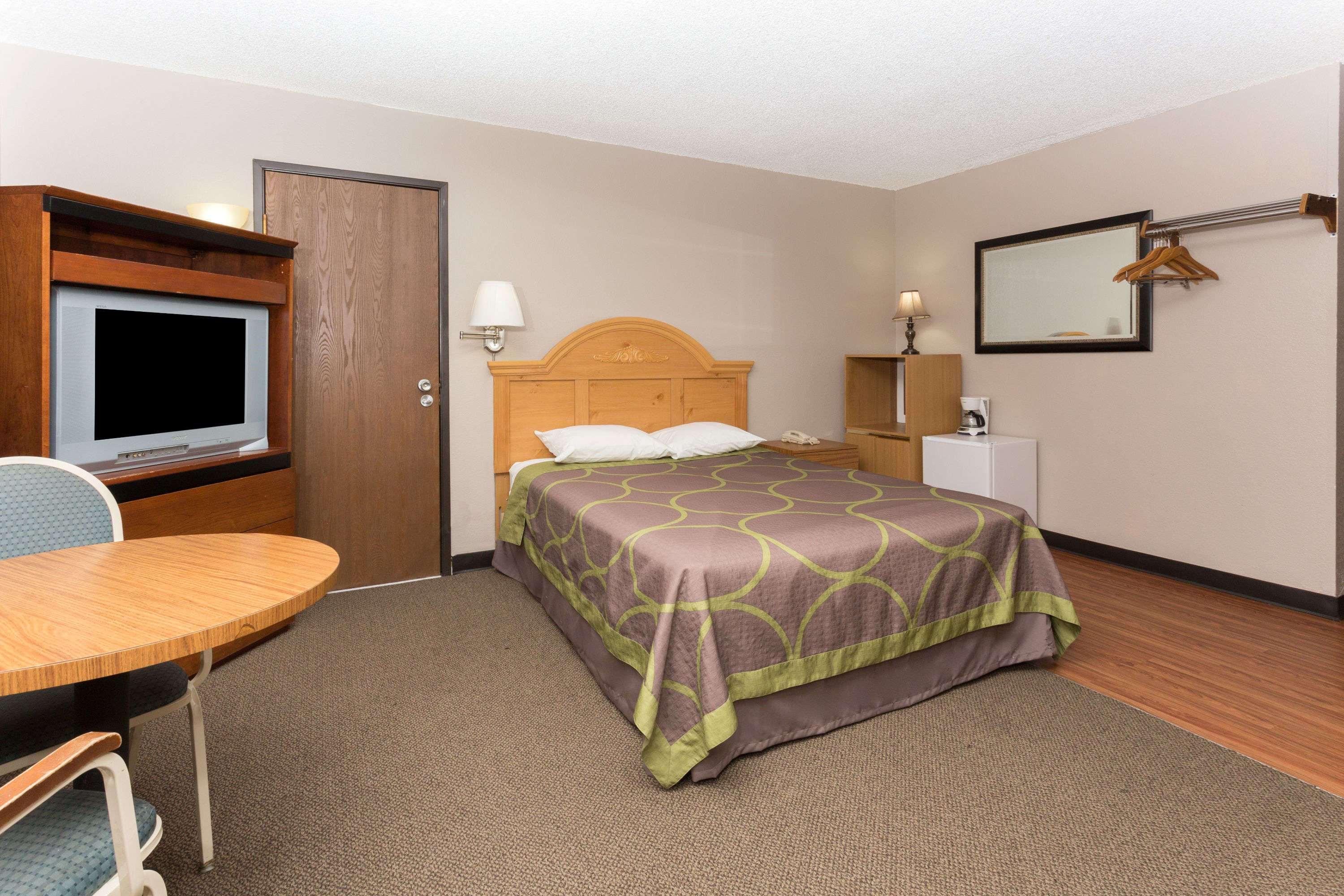 Super 8 by Wyndham Cos/Hwy. 24 E/PAFB Area — photo 4