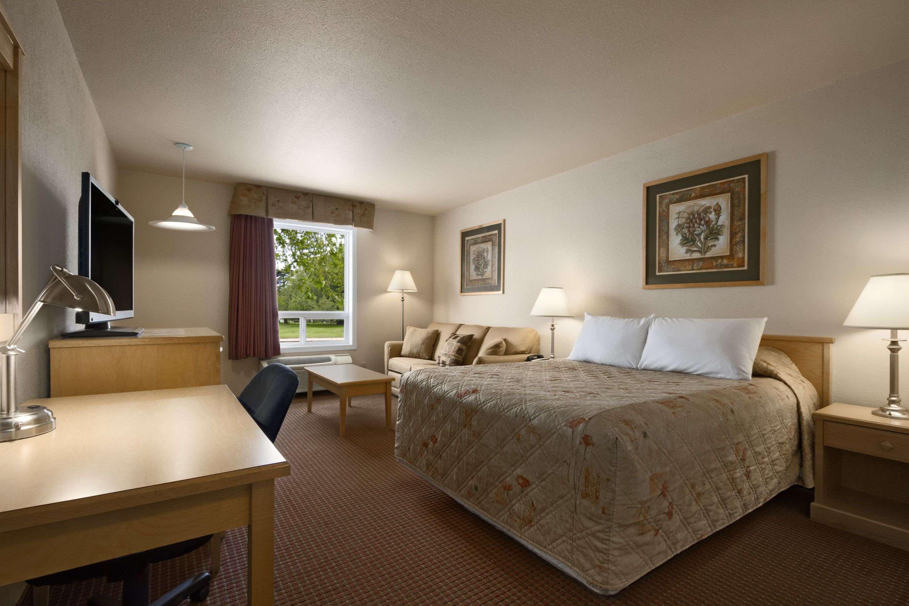 Super 8 by Wyndham Dawson Creek — photo 4