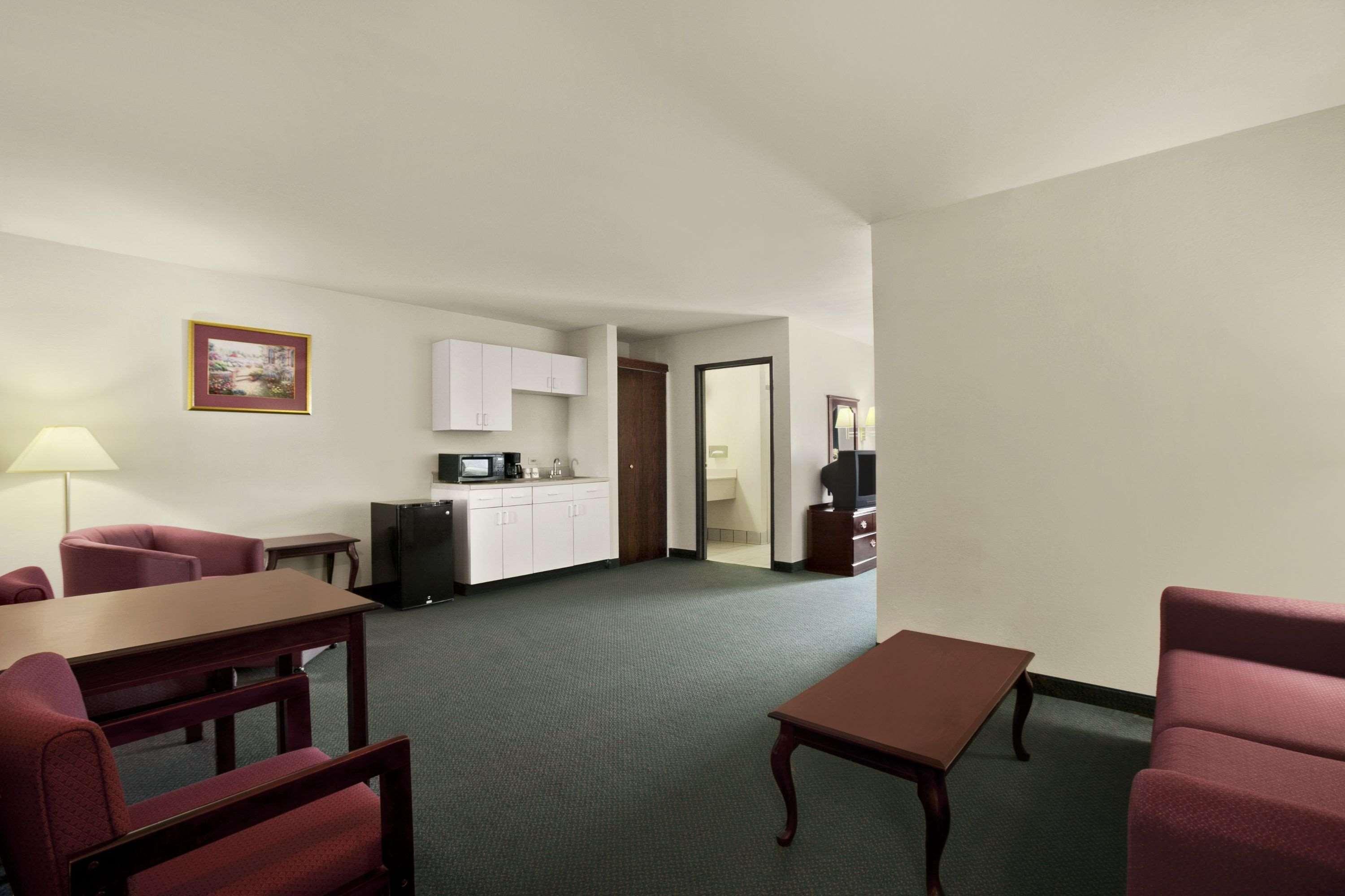Days Inn & Suites by Wyndham Romeoville — photo 3
