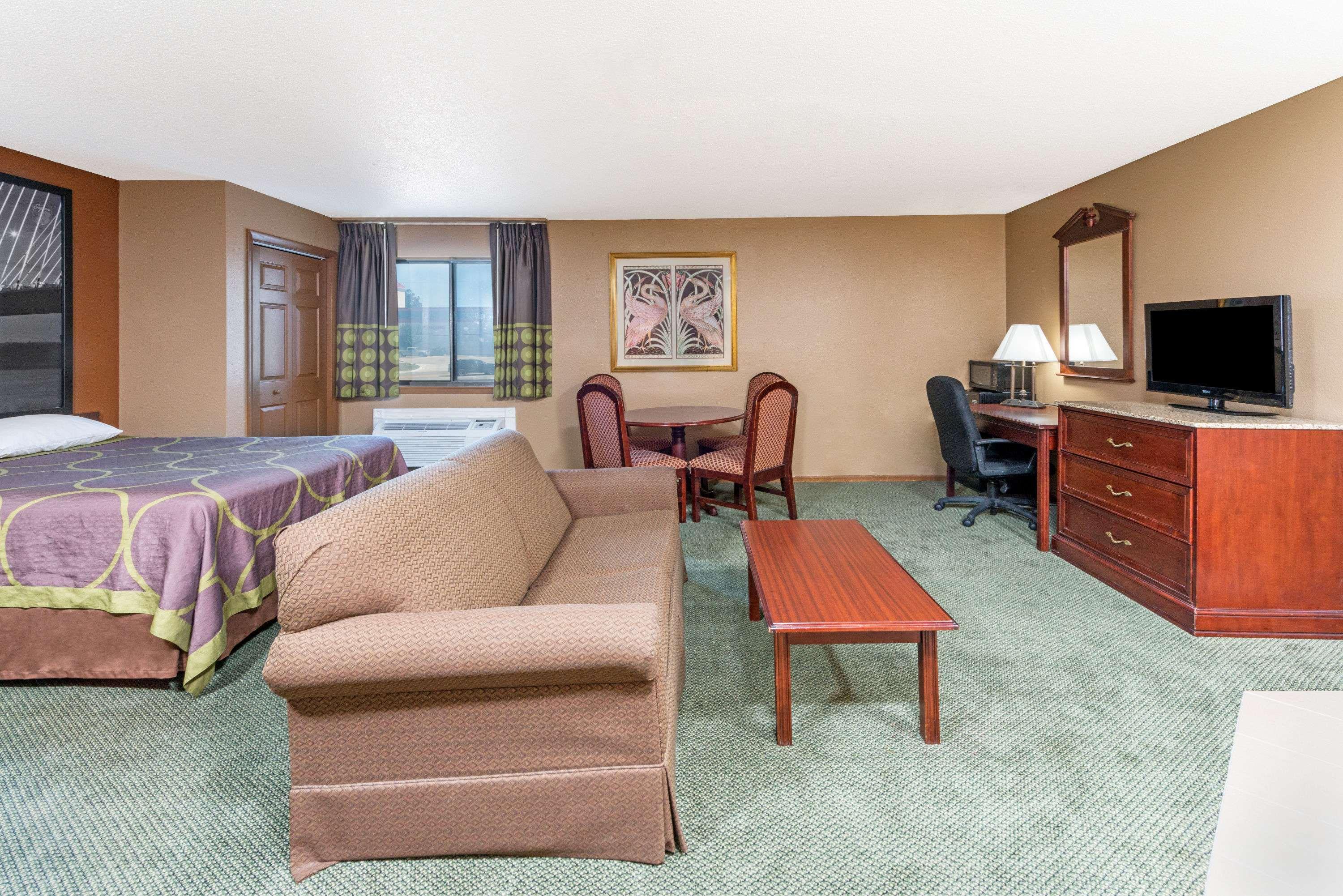 Super 8 by Wyndham Poplar Bluff Missouri — photo 4