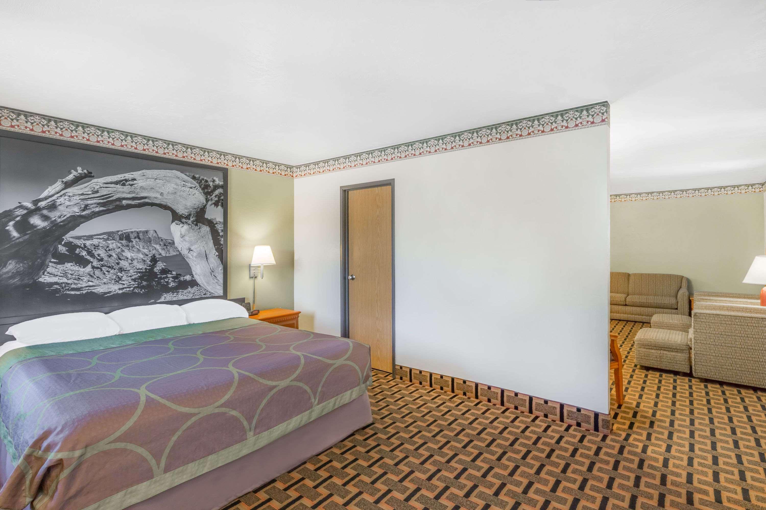 Super 8 by Wyndham Grants Pass — photo 4