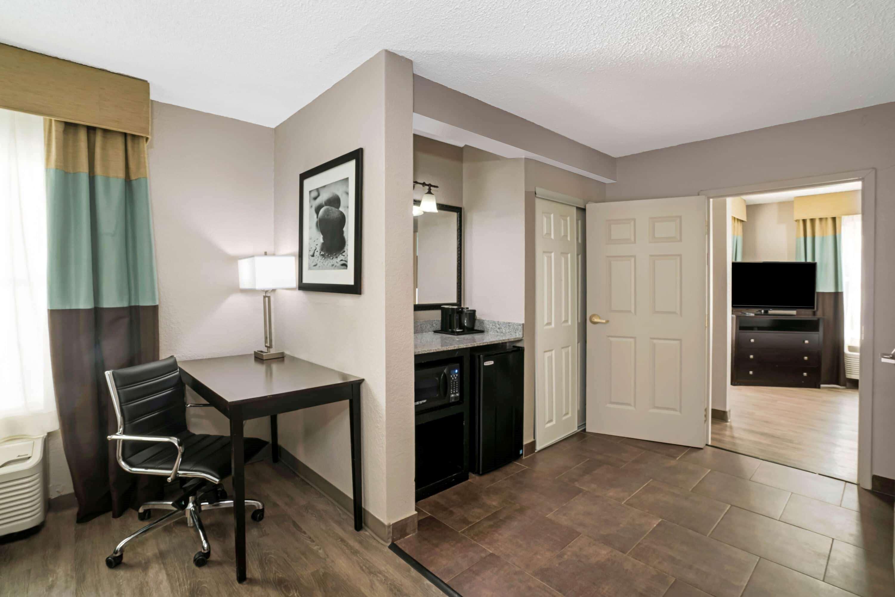 La Quinta Inn & Suites by Wyndham Lebanon — photo 5