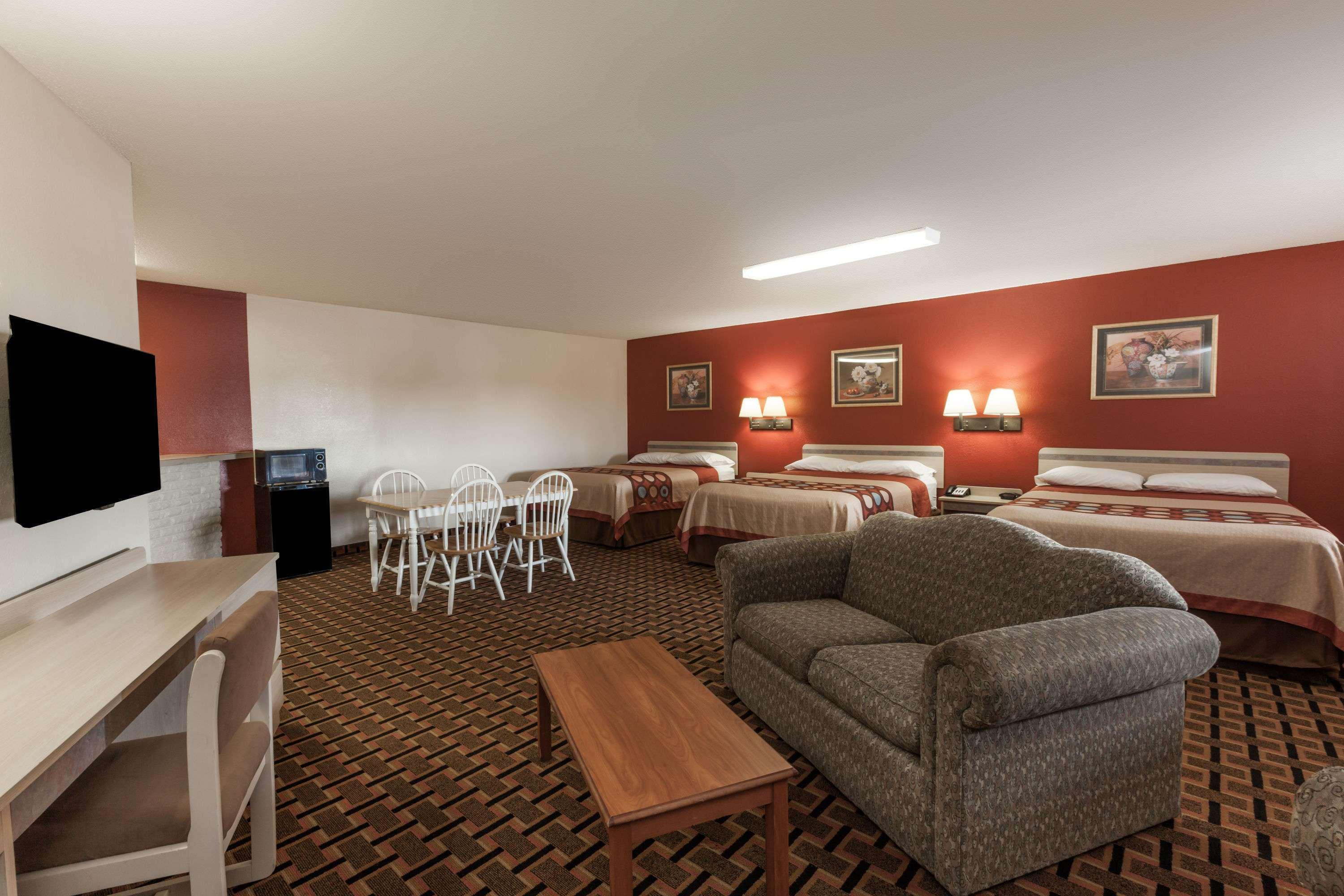Super 8 by Wyndham Athens TX — photo 5