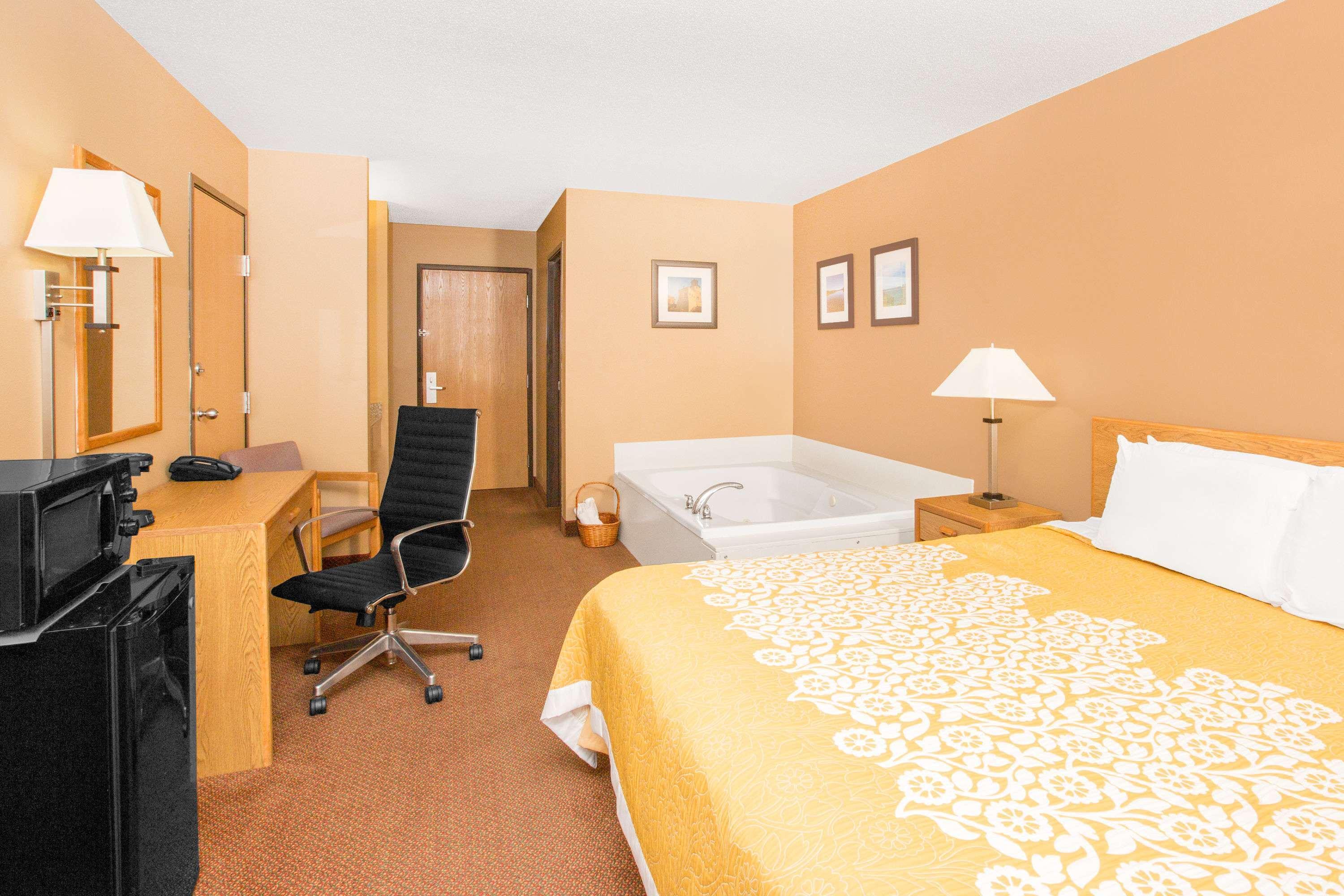 Days Inn by Wyndham Worthington — photo 5