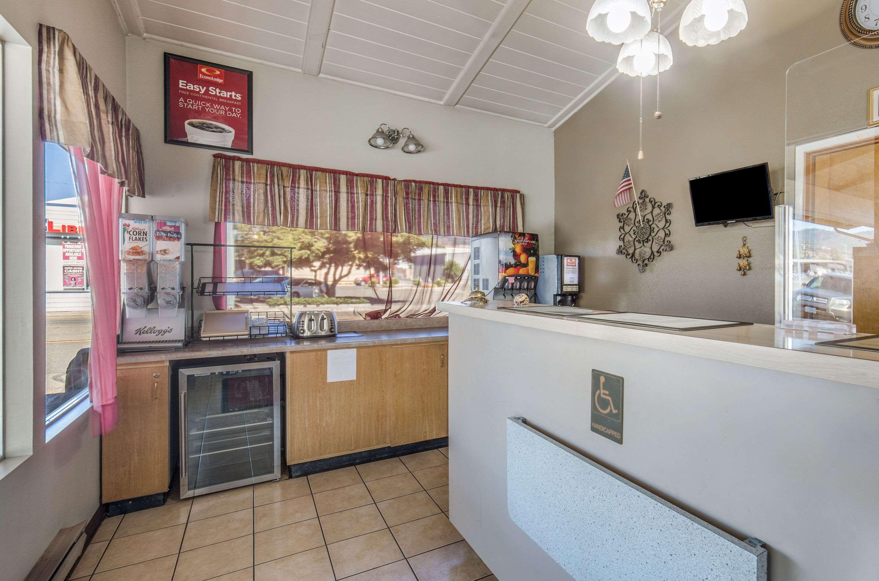 Econo Lodge Inn & Suites — photo 5