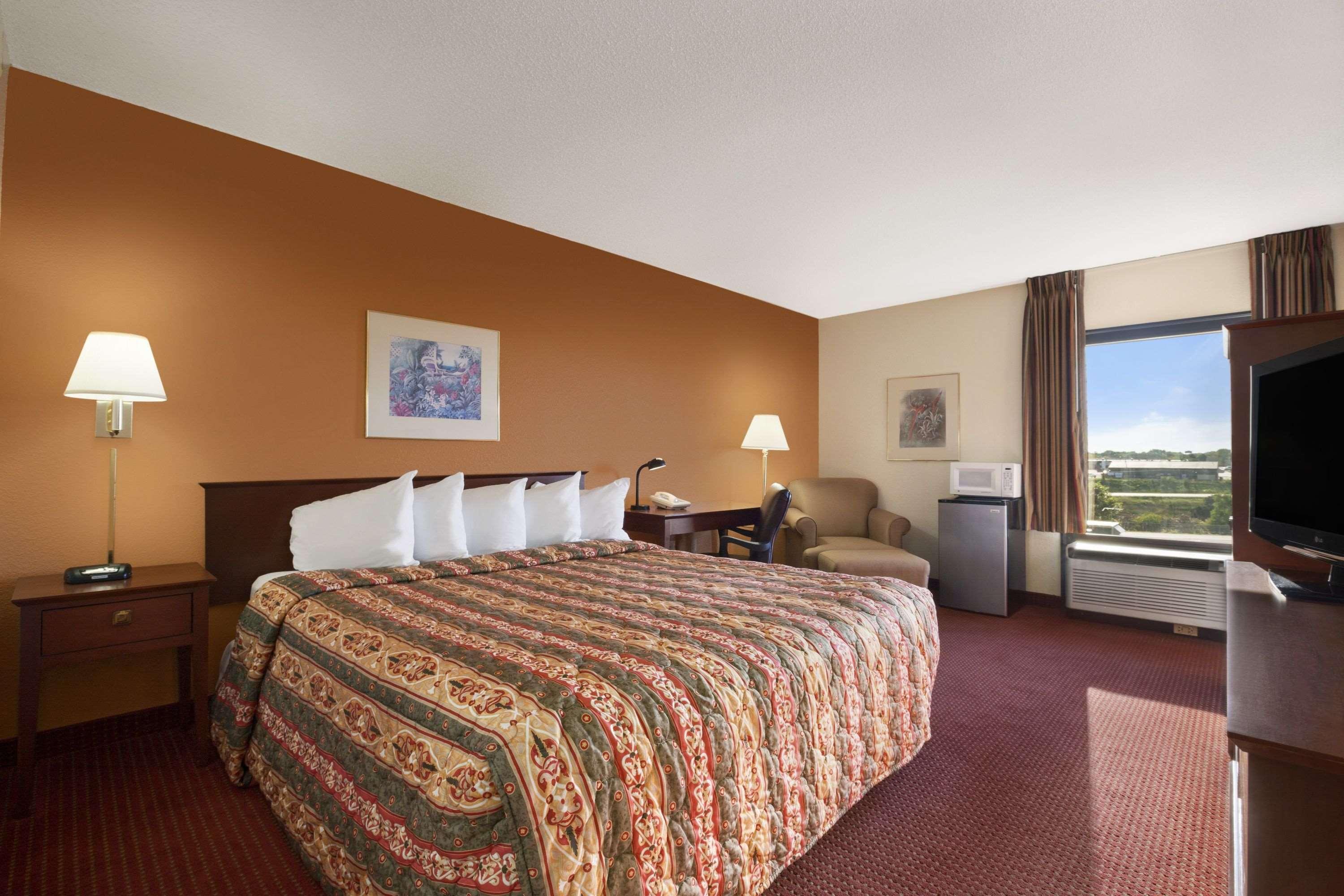 Days Inn and Suites Cedar Rapids — photo 5