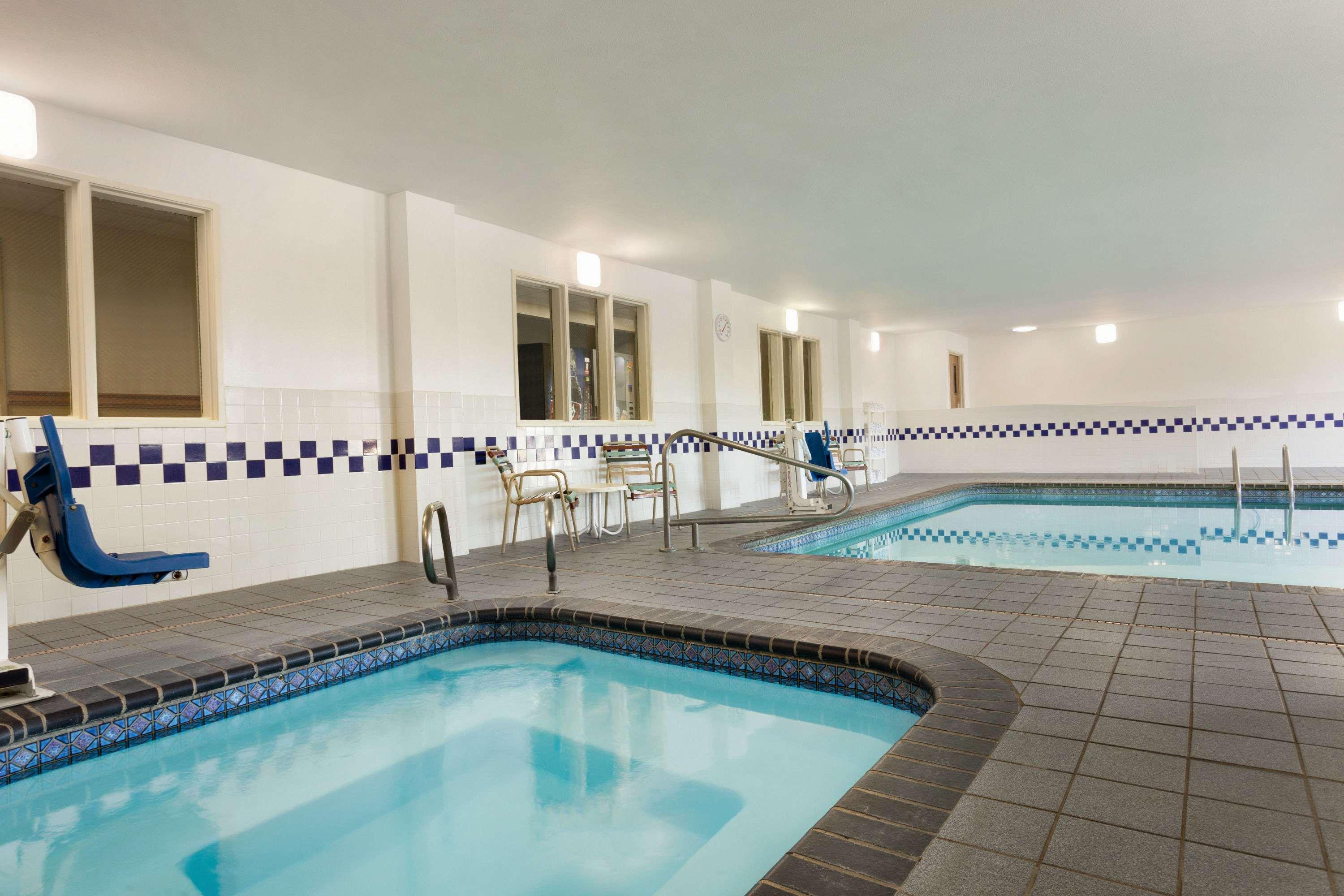 Baymont Inn & Suites Salina — photo 3