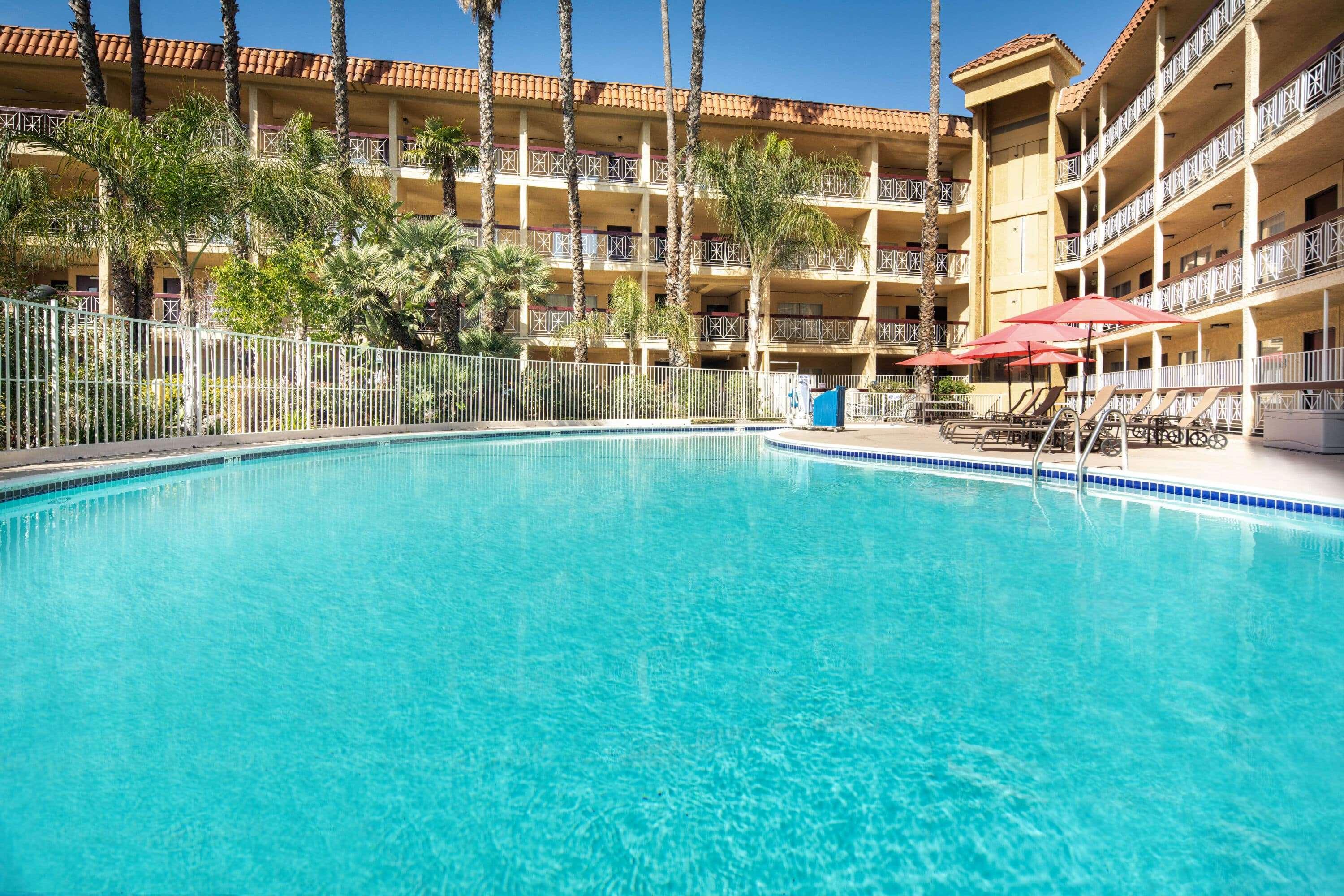 Ramada Burbank Airport — photo 4